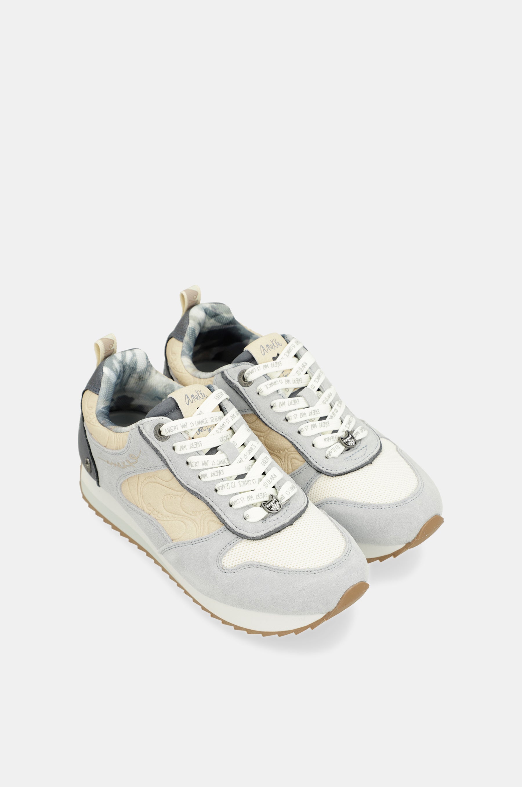 Blaue Sneakers Whispers