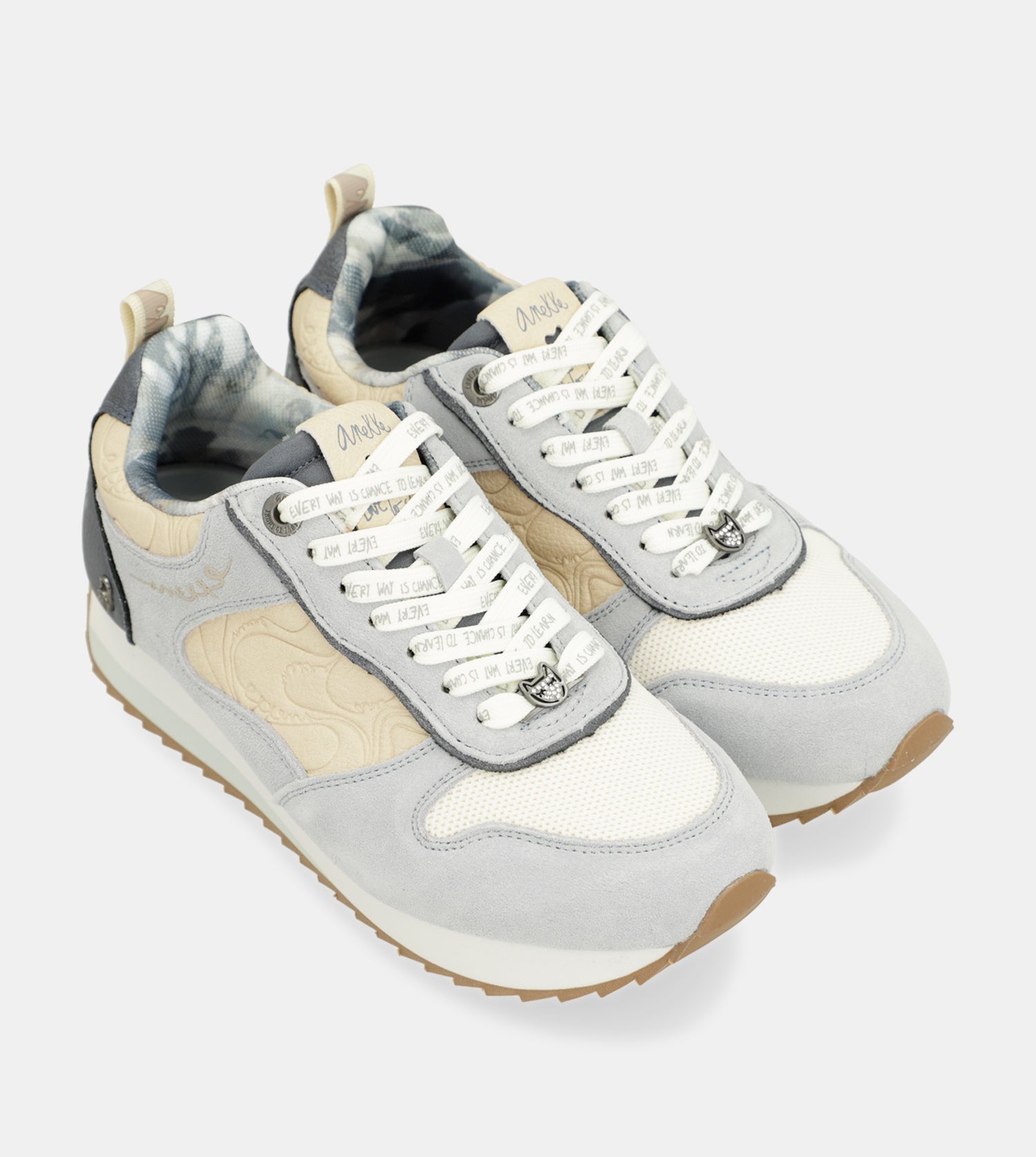 Blaue Sneakers Whispers