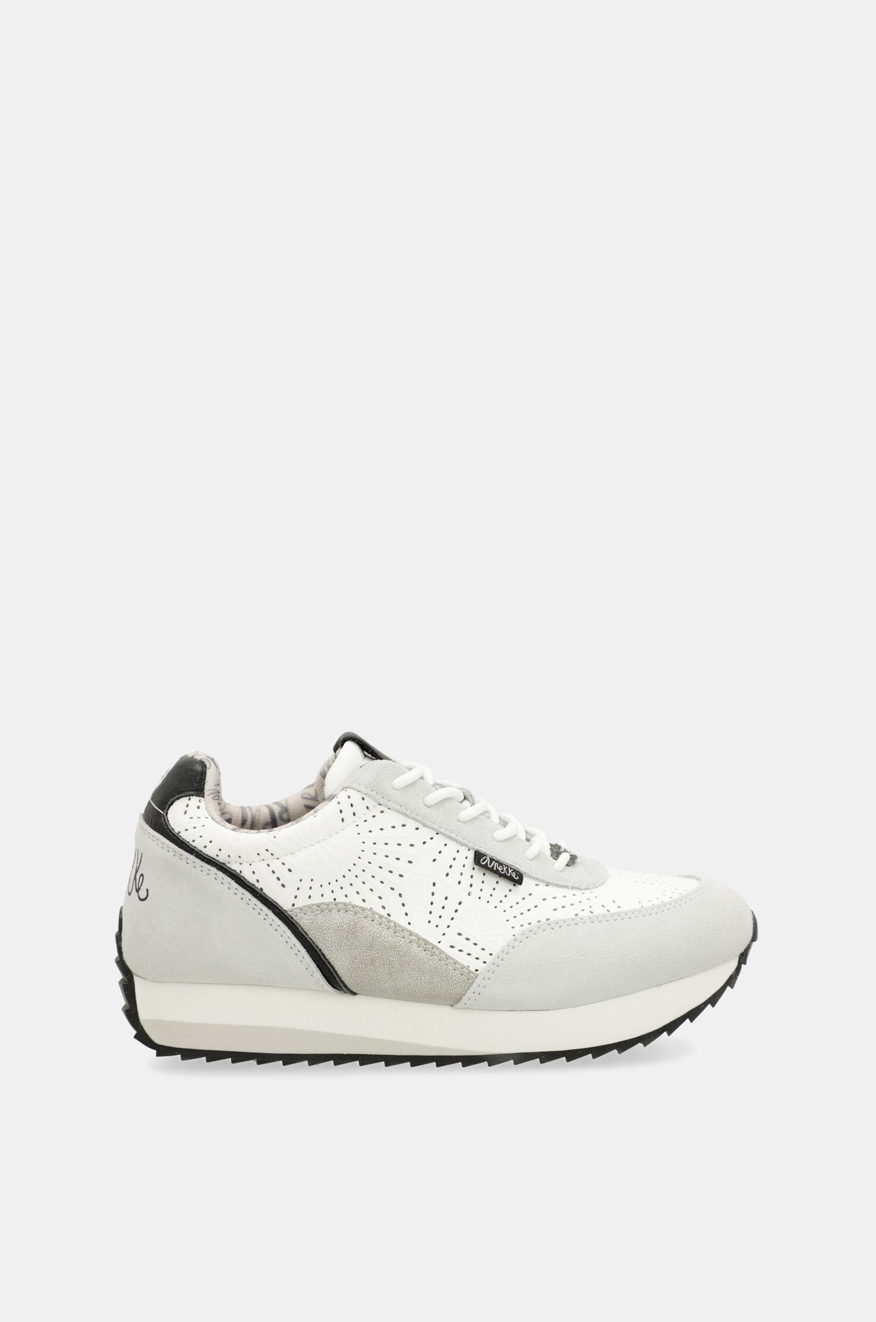 Sneakers mit weißen Punkten