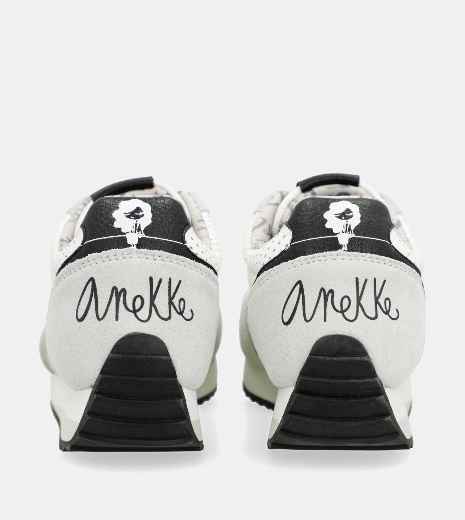 Sneakers mit weißen Punkten