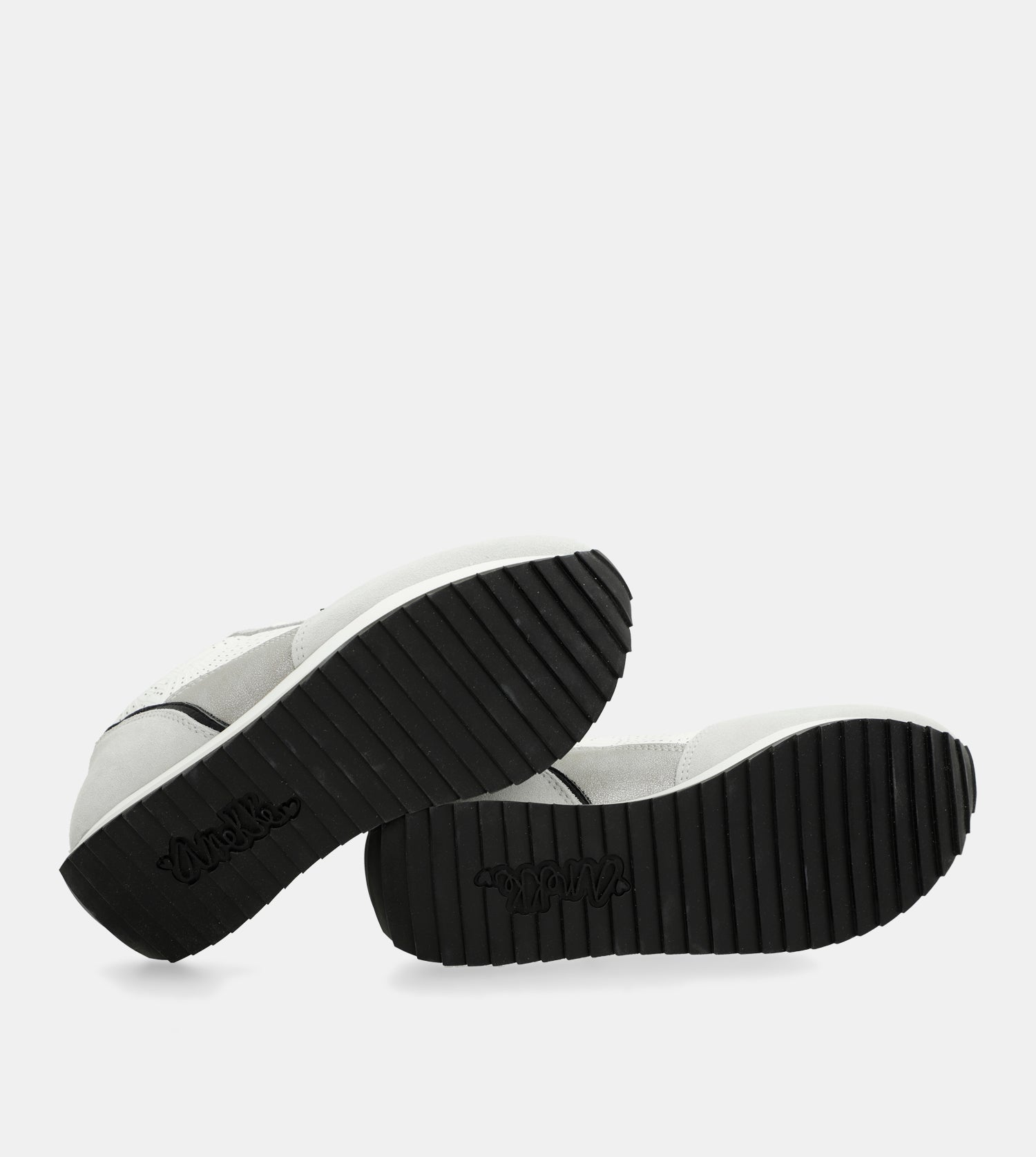 Sneakers mit weißen Punkten