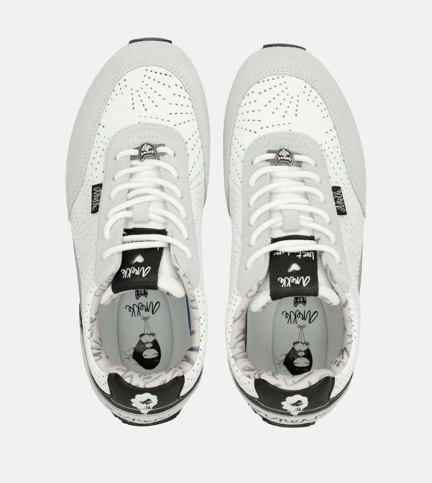 Sneakers mit weißen Punkten