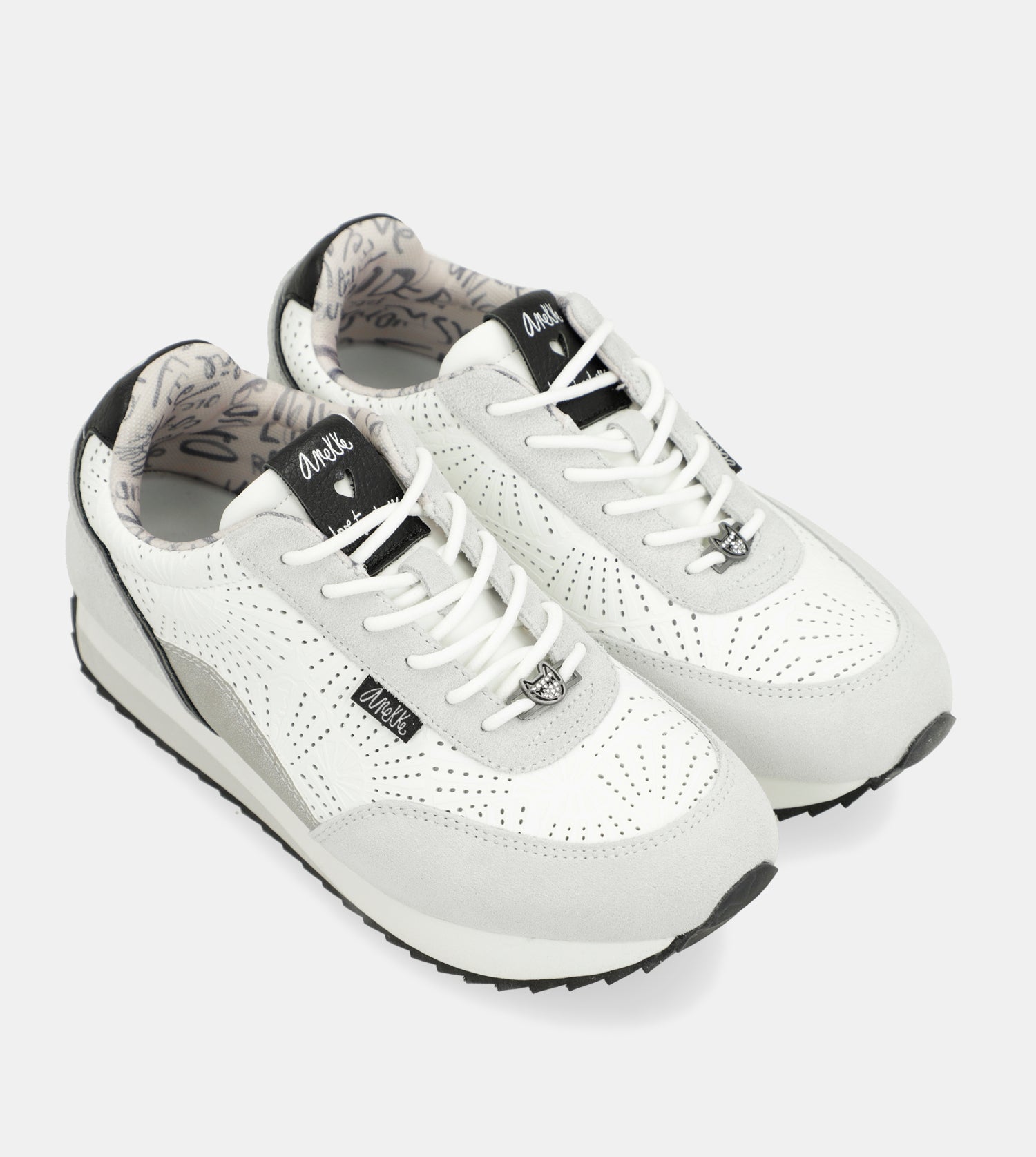 Sneakers mit weißen Punkten