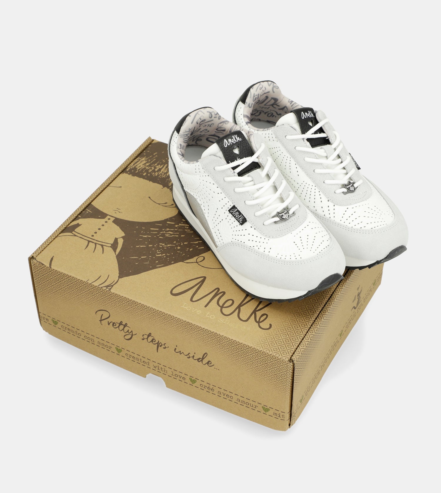 Sneakers mit weißen Punkten