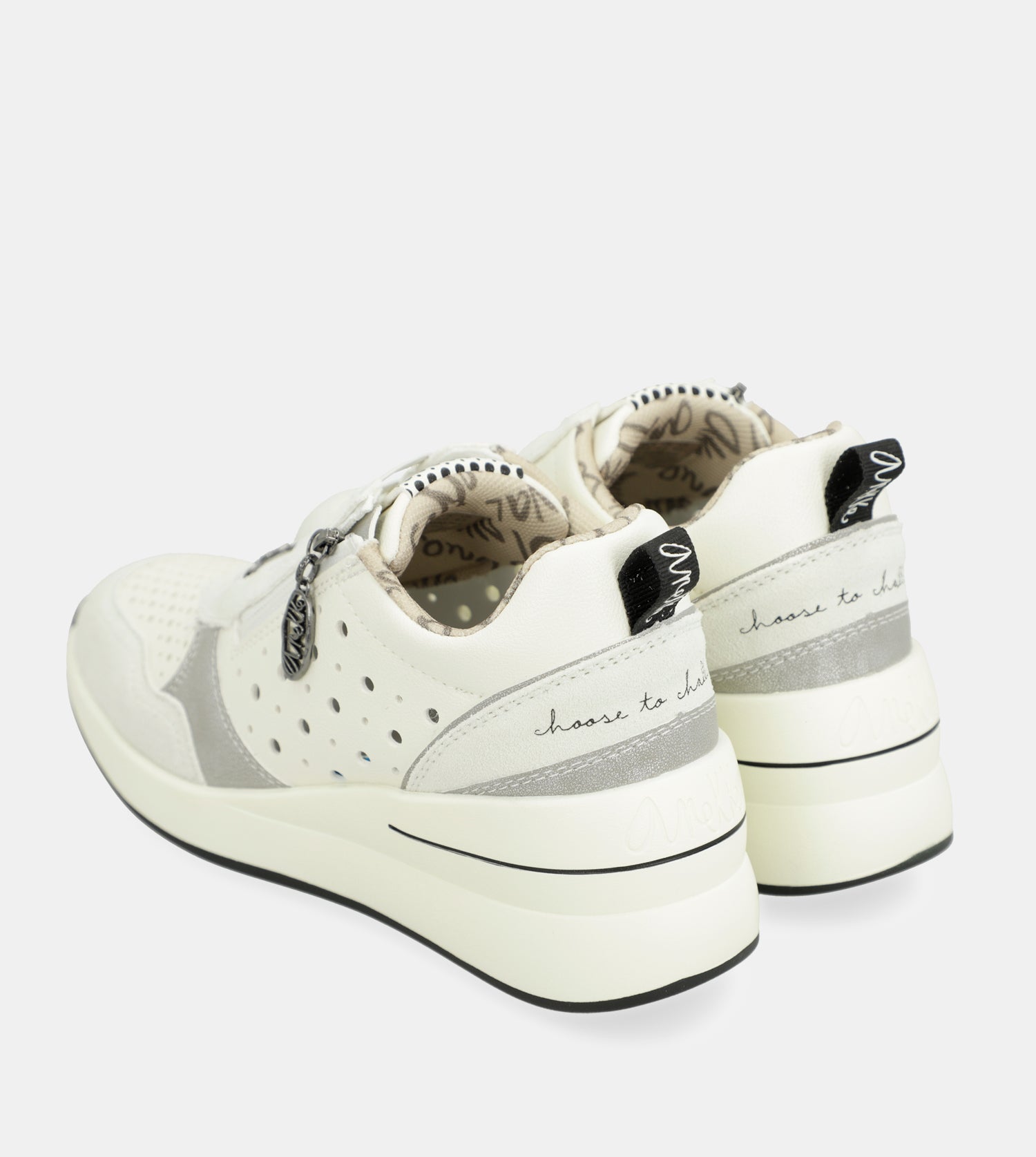 Weiße Keil-Sneakers mit Punkten