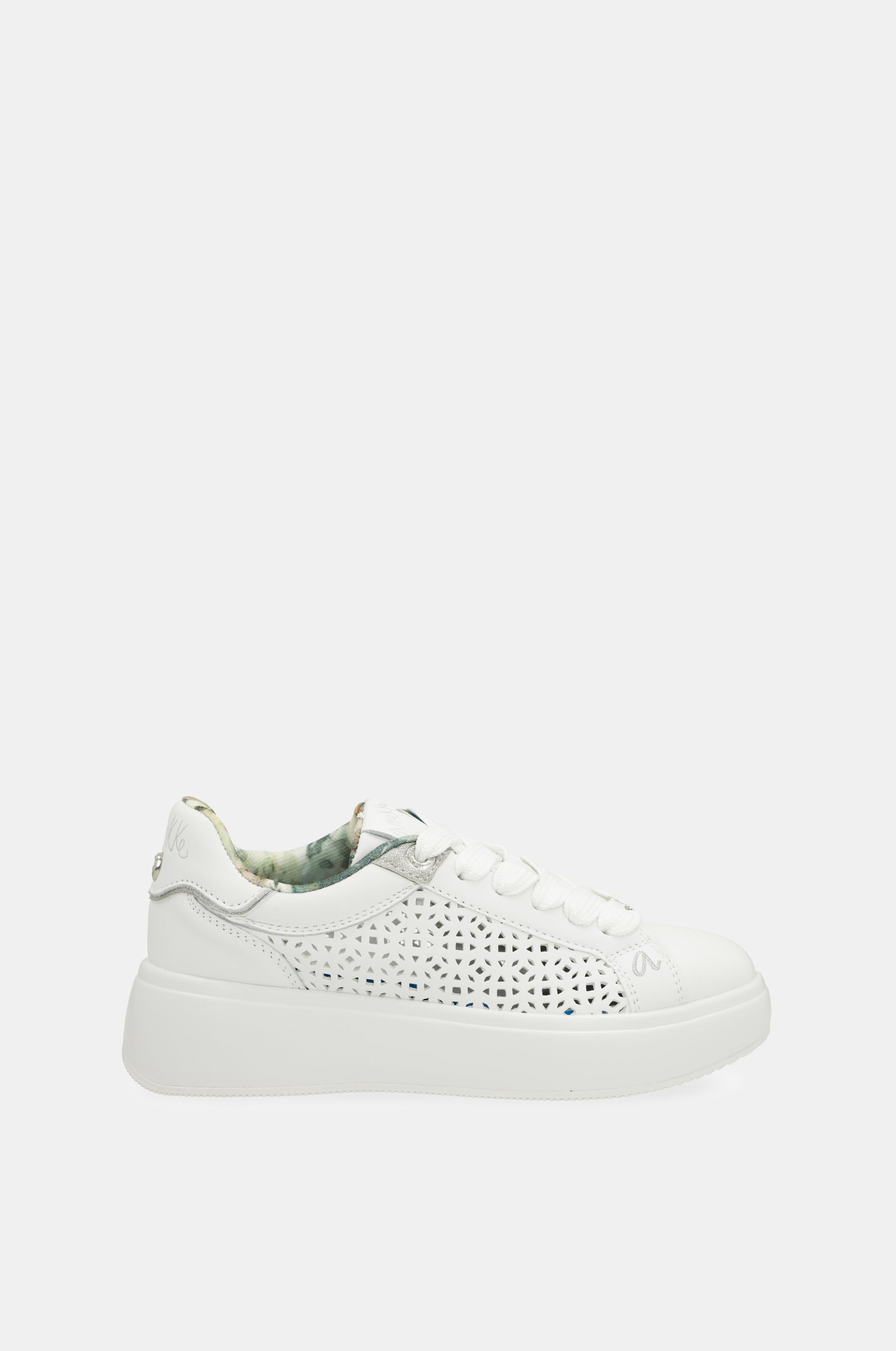 Weiße gefleckte Sneakers