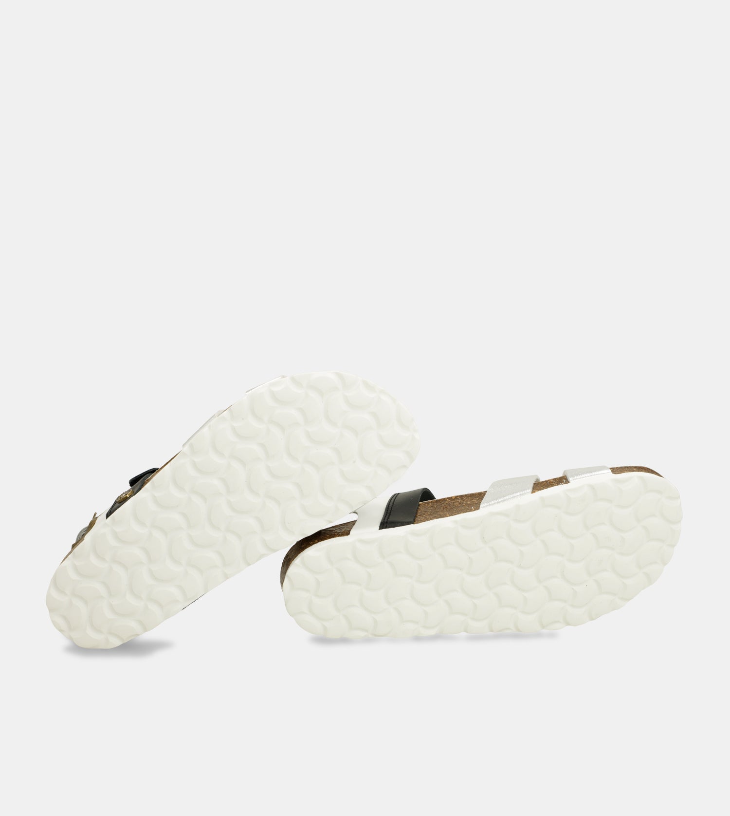 Silberne und schwarze Sandalen