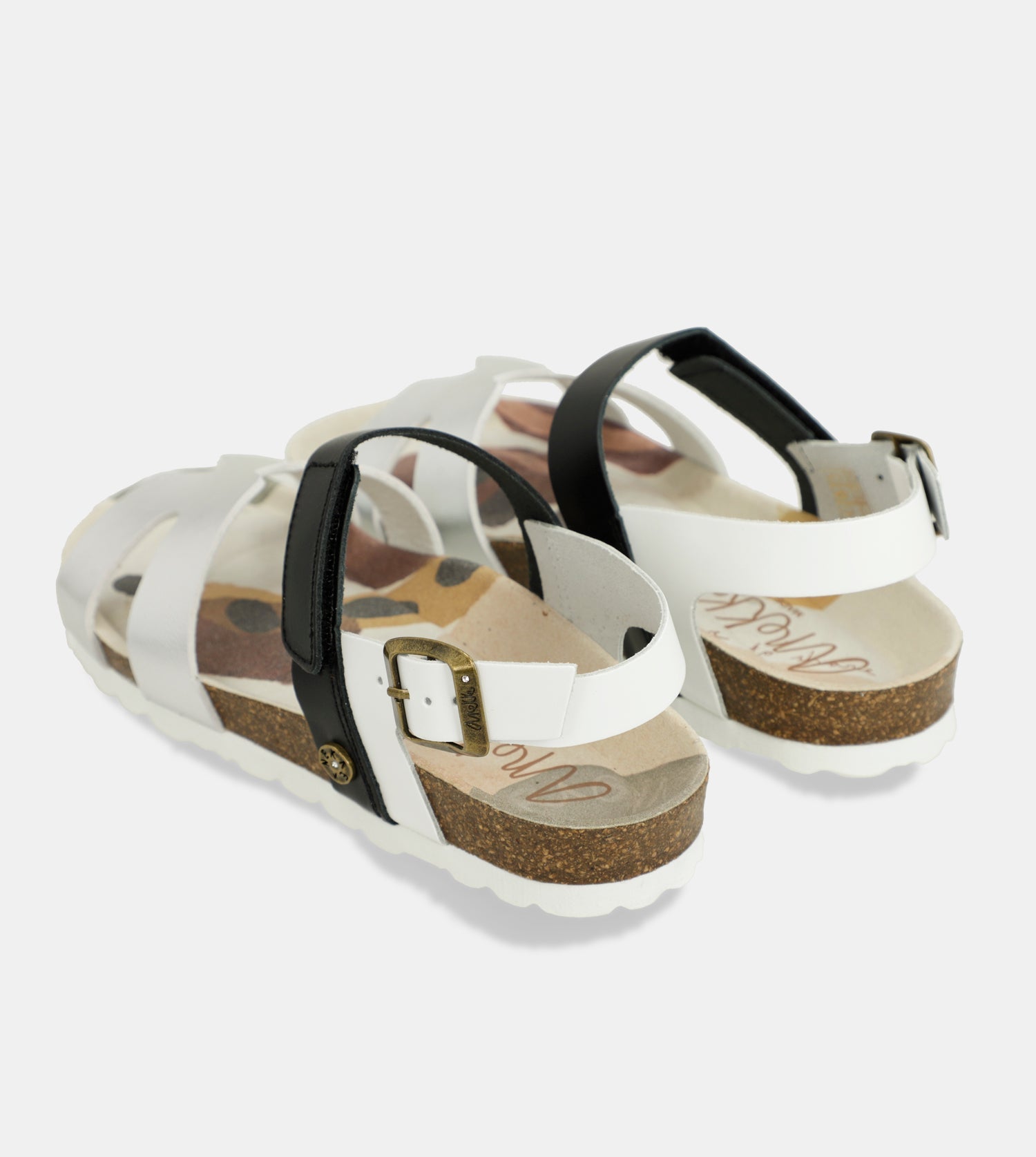 Silberne und schwarze Sandalen