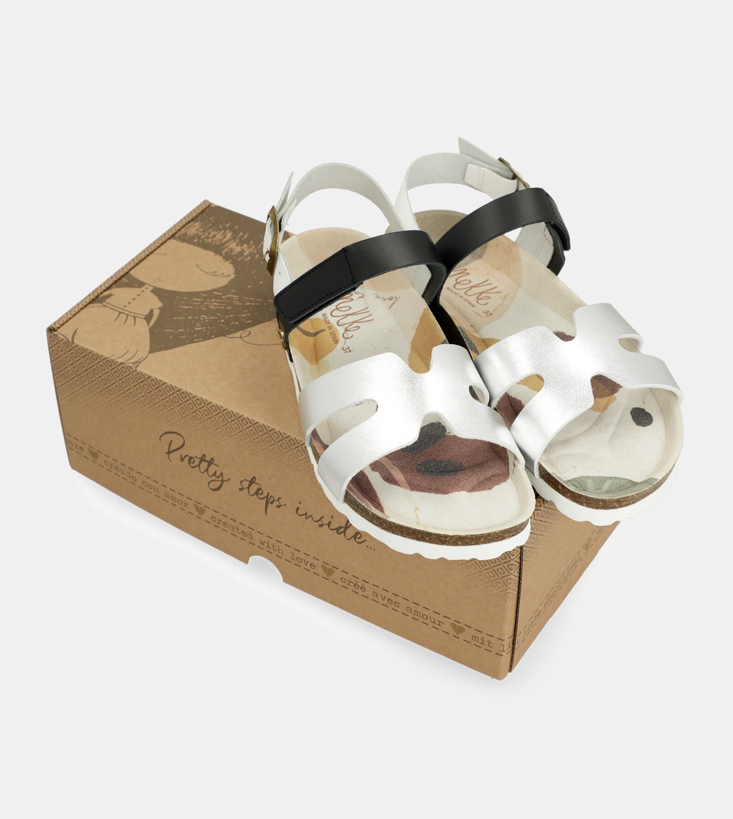 Silberne und schwarze Sandalen