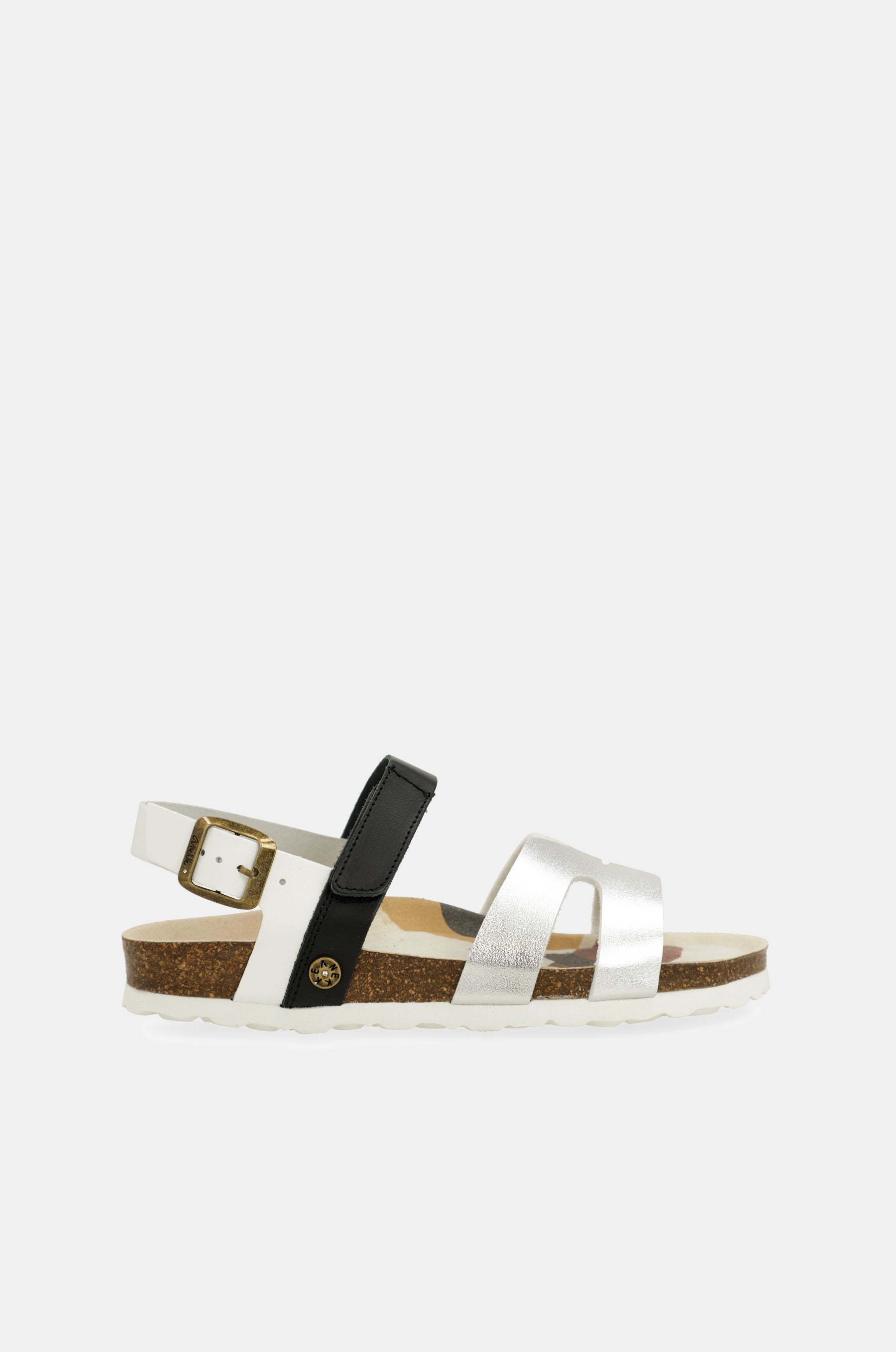Silberne und schwarze Sandalen