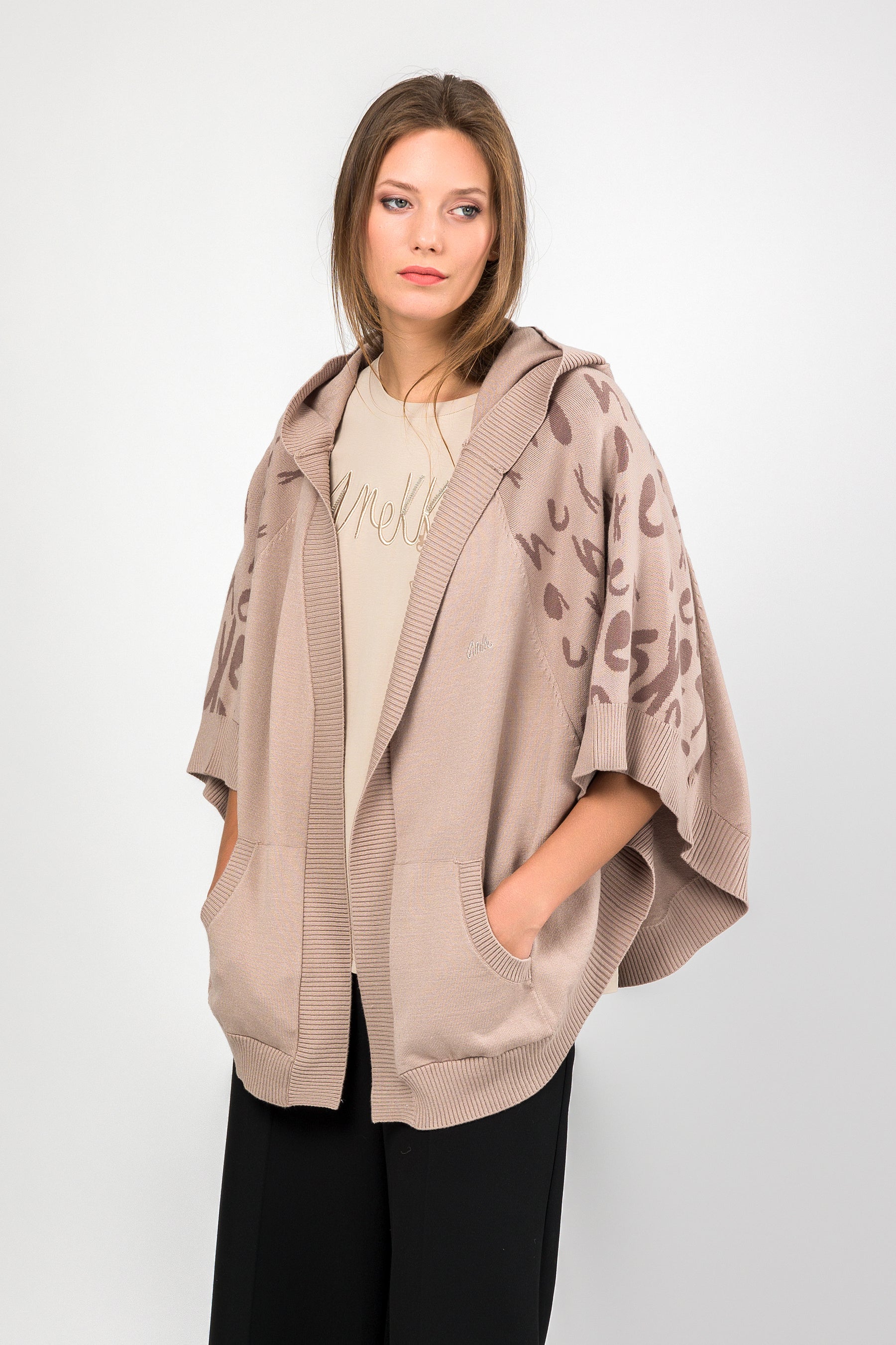 Jacke im Ponchostil beige