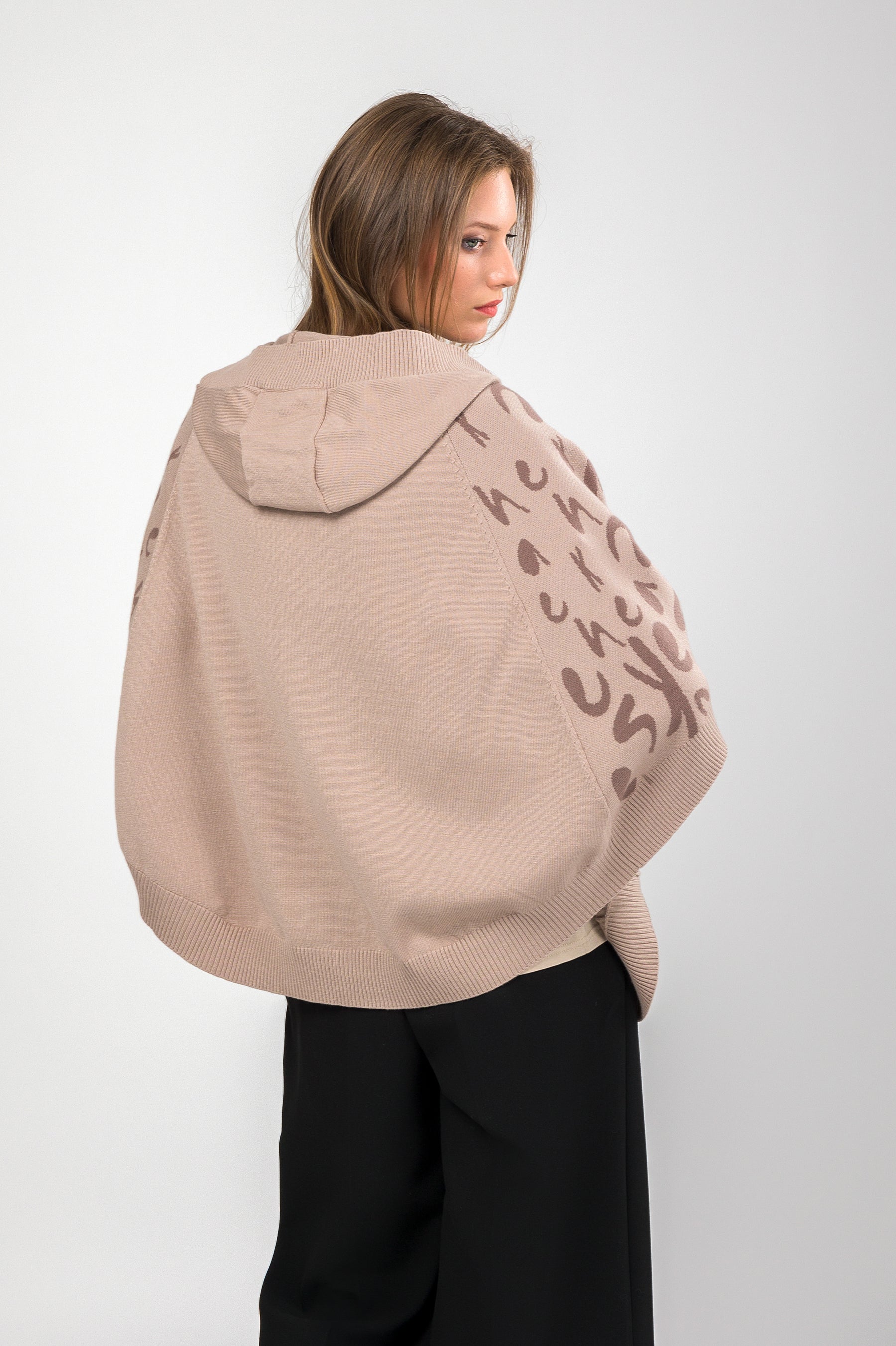 Jacke im Ponchostil beige