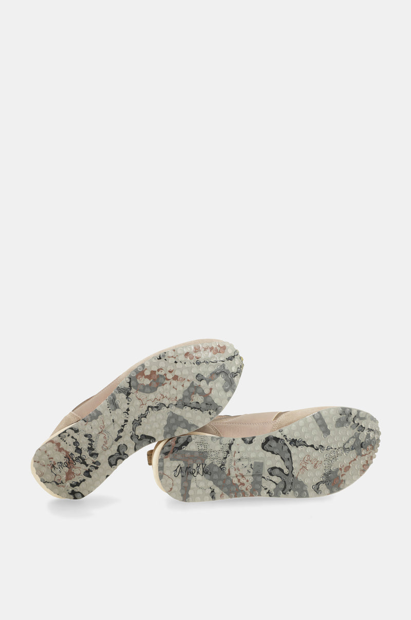 Sneakers beige mit mehrfarbiger Sohle