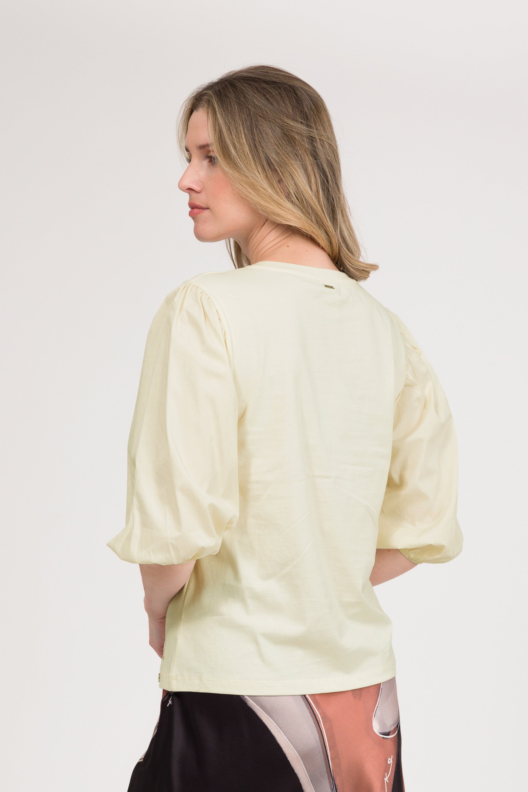 Beiges T-Shirt mit Puffärmeln