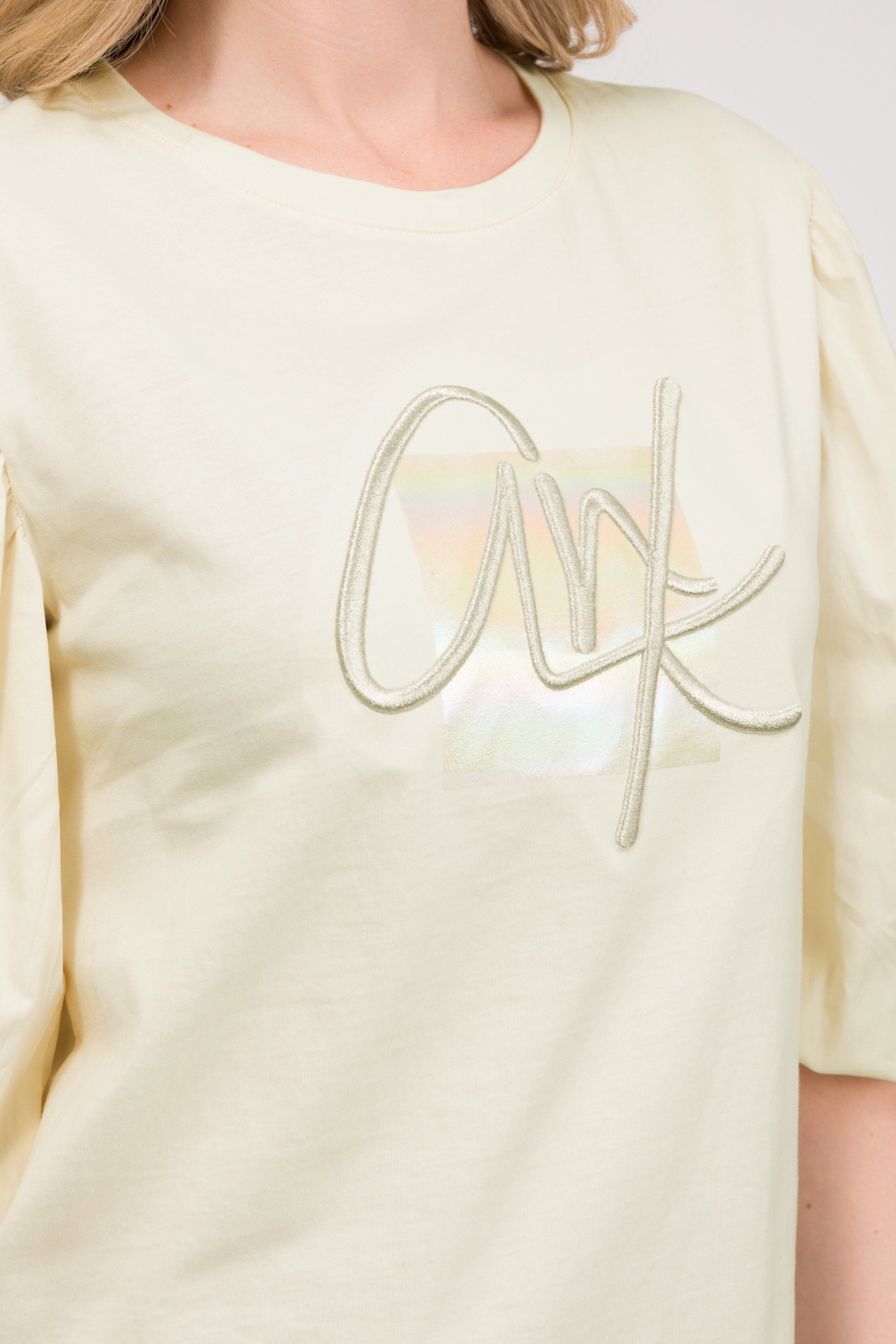 Beiges T-Shirt mit Puffärmeln