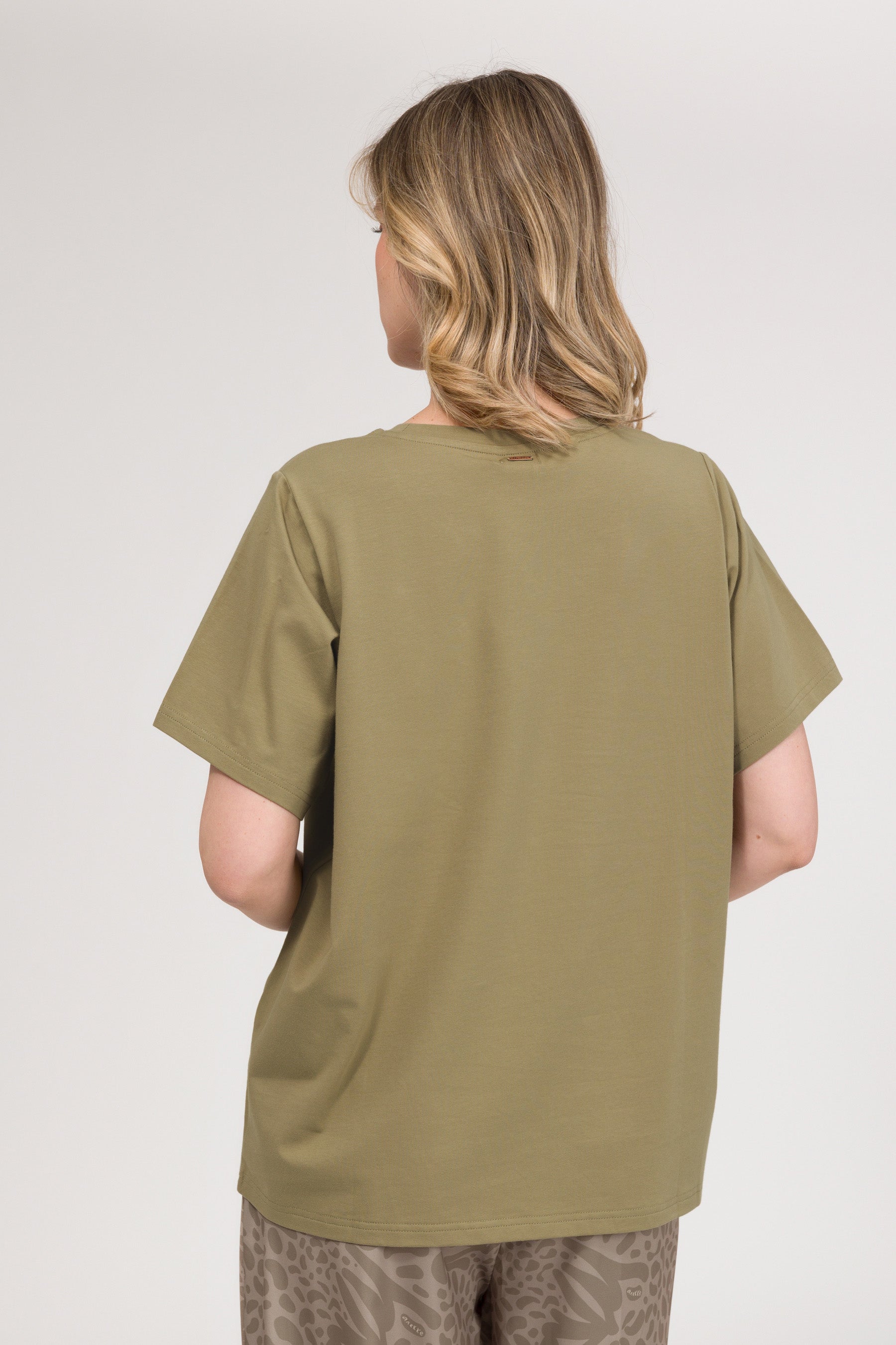 Grünes T-Shirt mit Logo