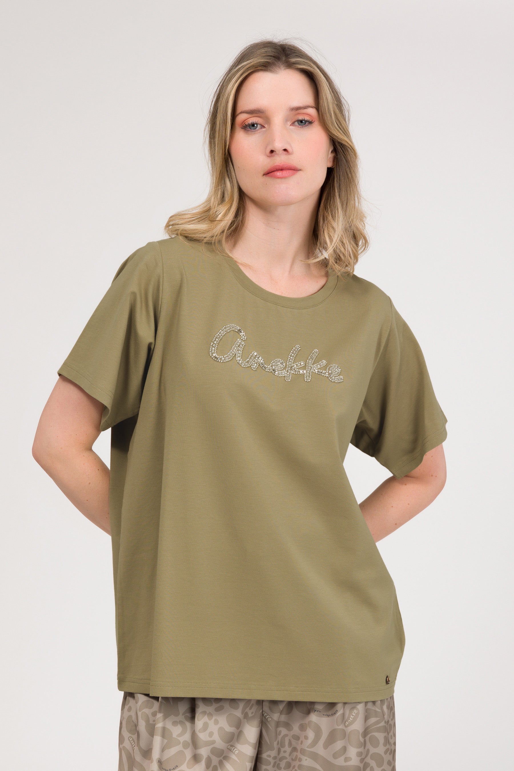 Grünes T-Shirt mit Logo