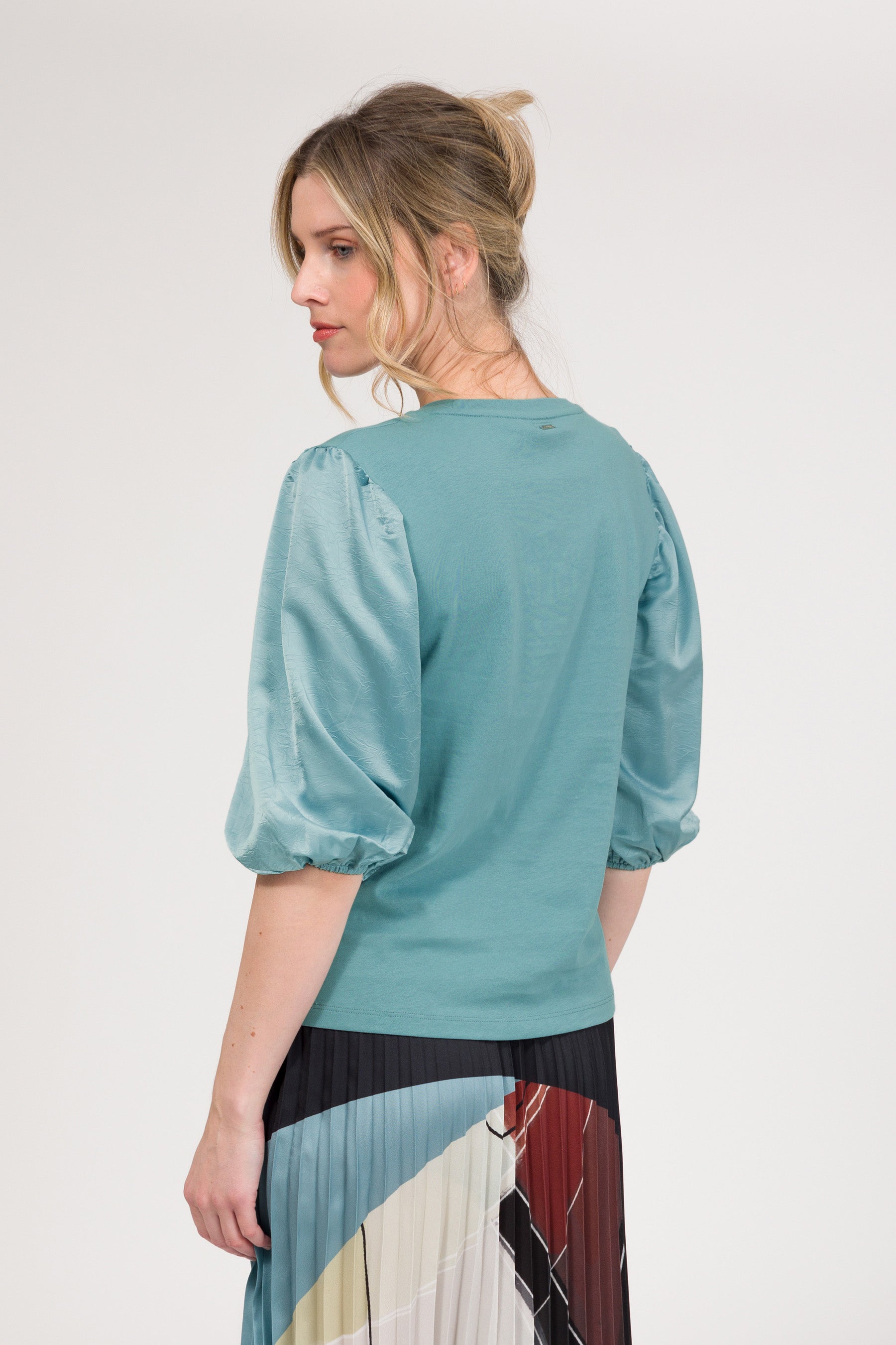 Blaues T-Shirt mit Puffärmeln