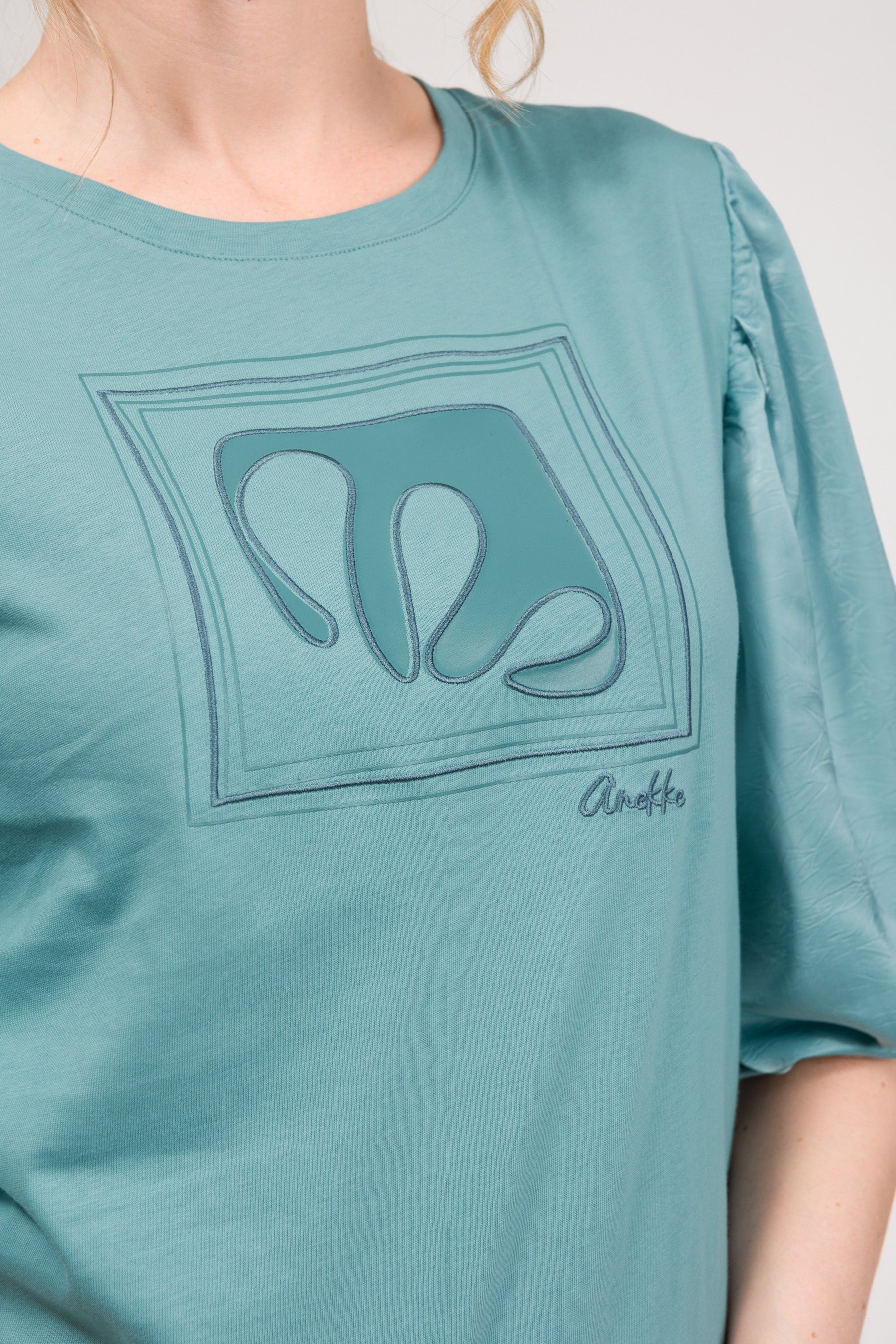 Blaues T-Shirt mit Puffärmeln