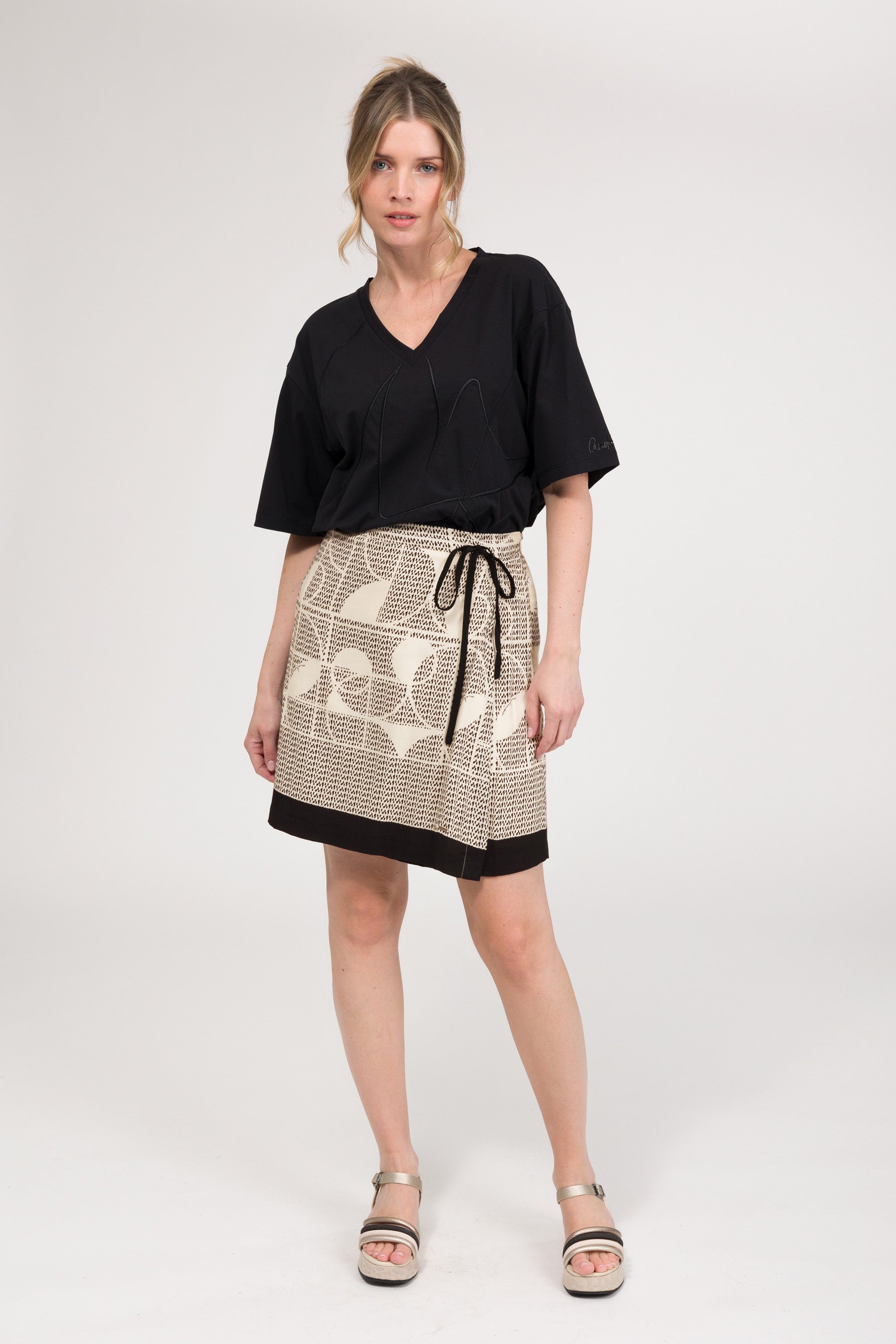 Kurzer Rock in Schwarz und Weiß