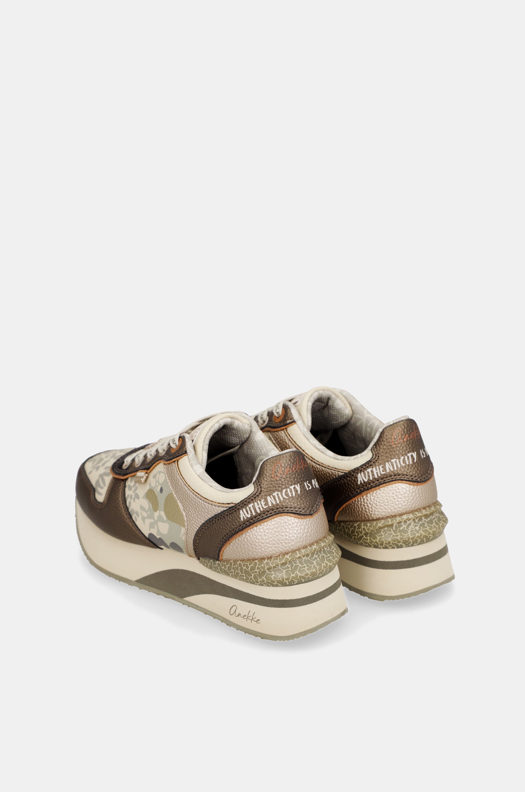 Beige-kupferne Sneaker