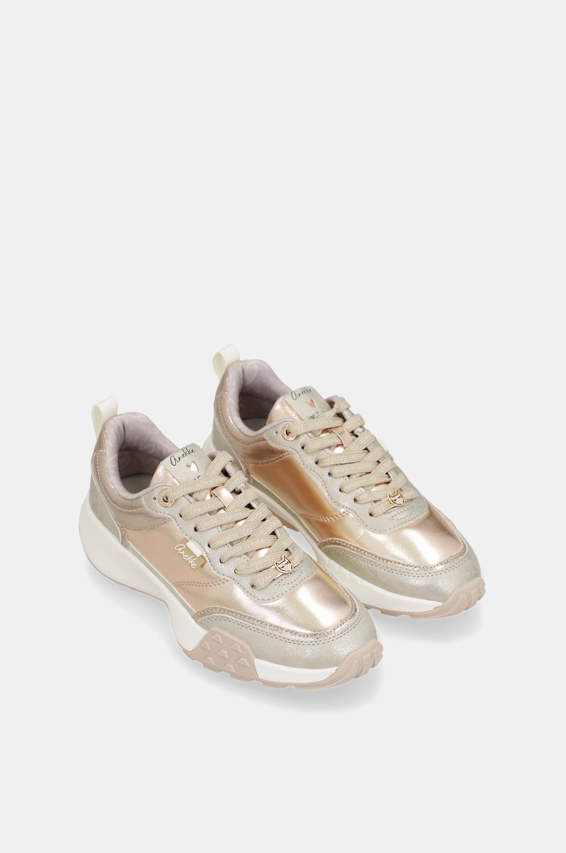 Goldene Sneaker