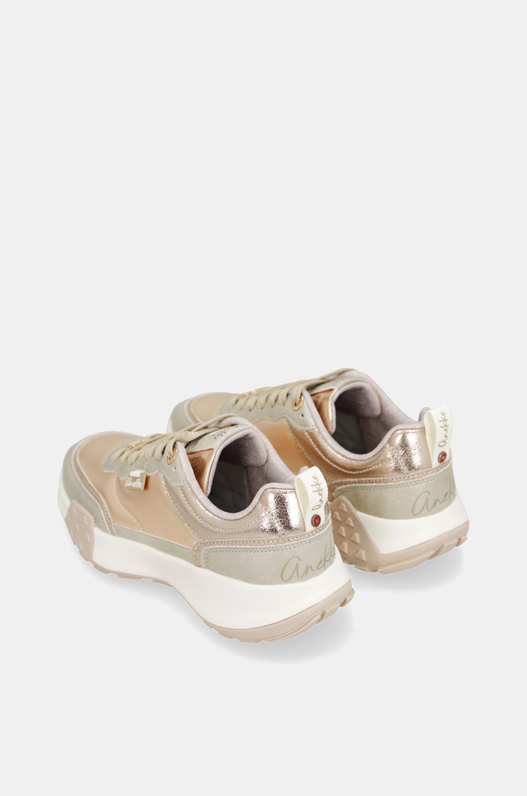 Goldene Sneaker