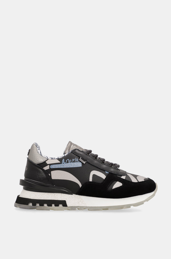 Schwarze gemusterte Sneaker