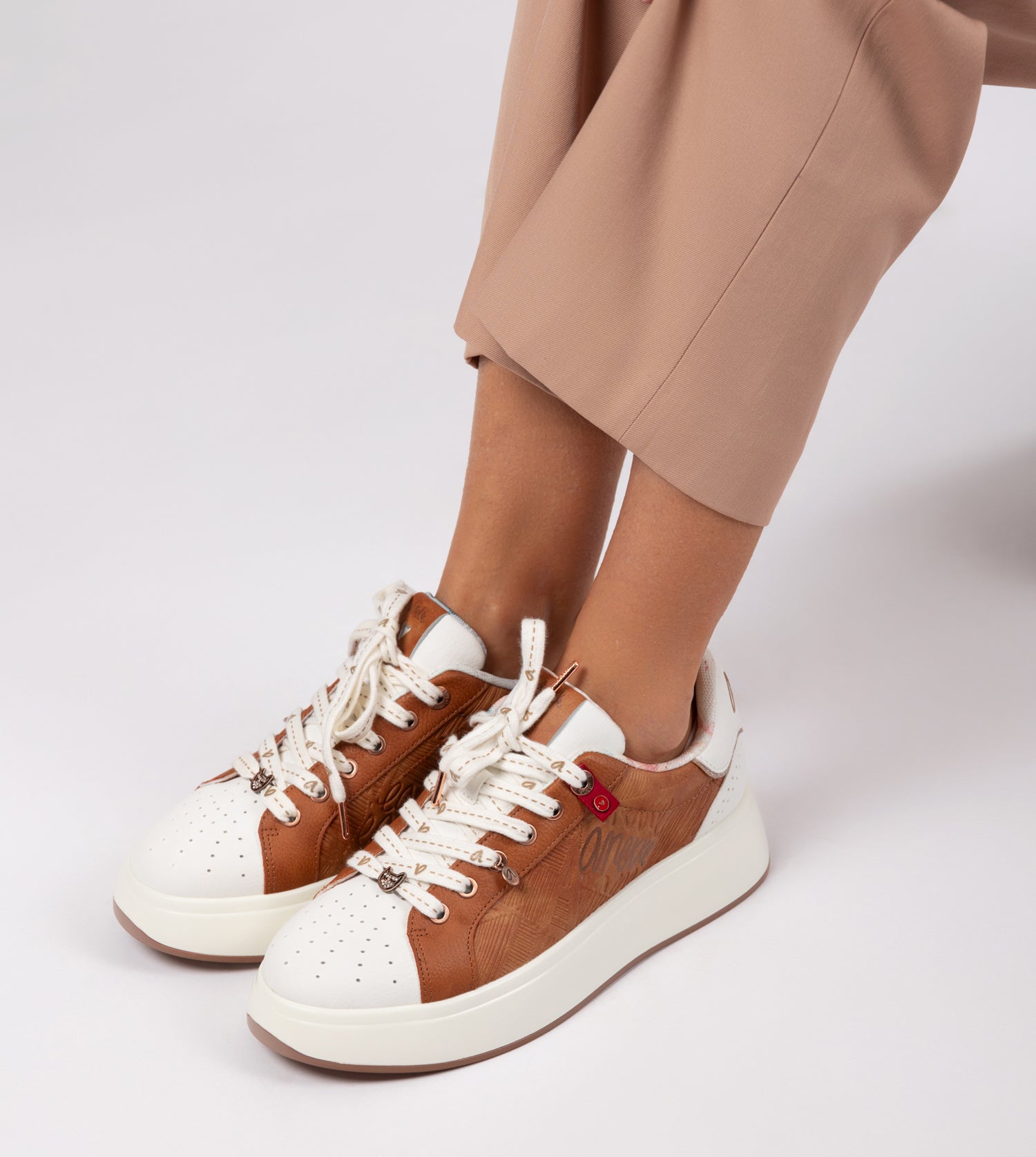 Braune Sneakers von Peace & Love