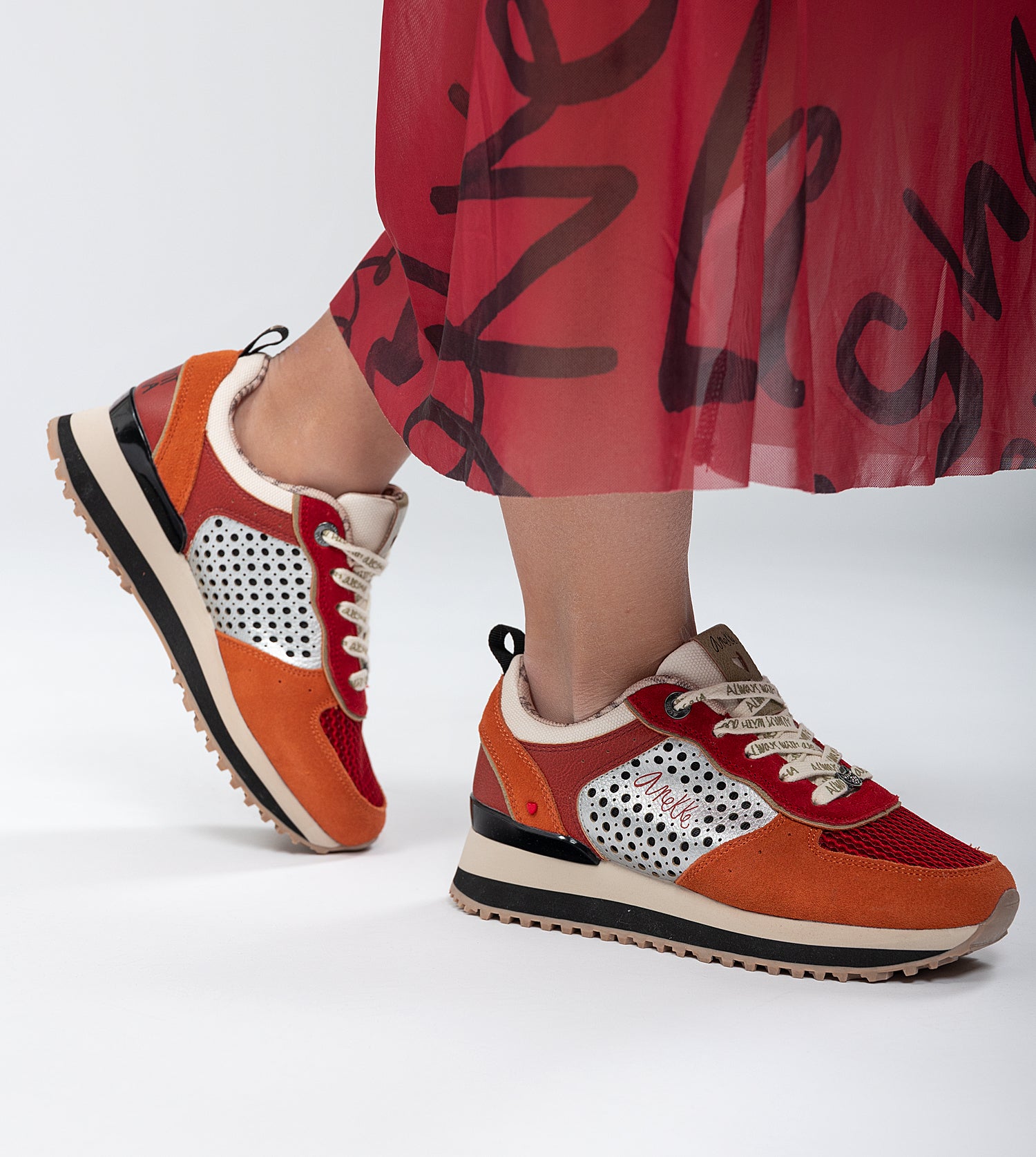 Rote Plattform-Sneakers