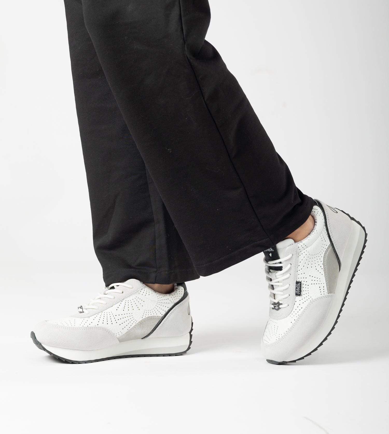 Sneakers mit weißen Punkten