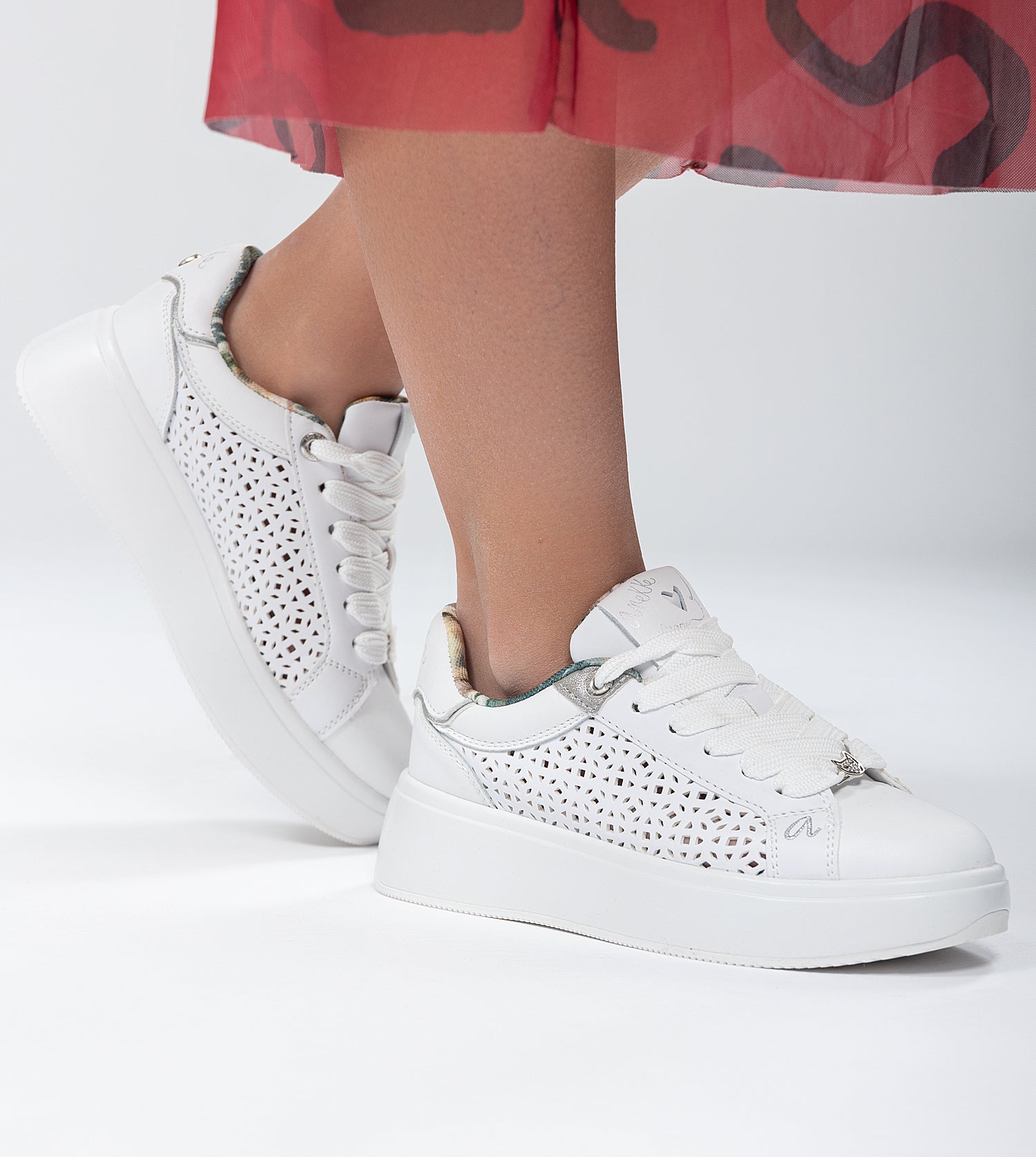 Weiße gefleckte Sneakers