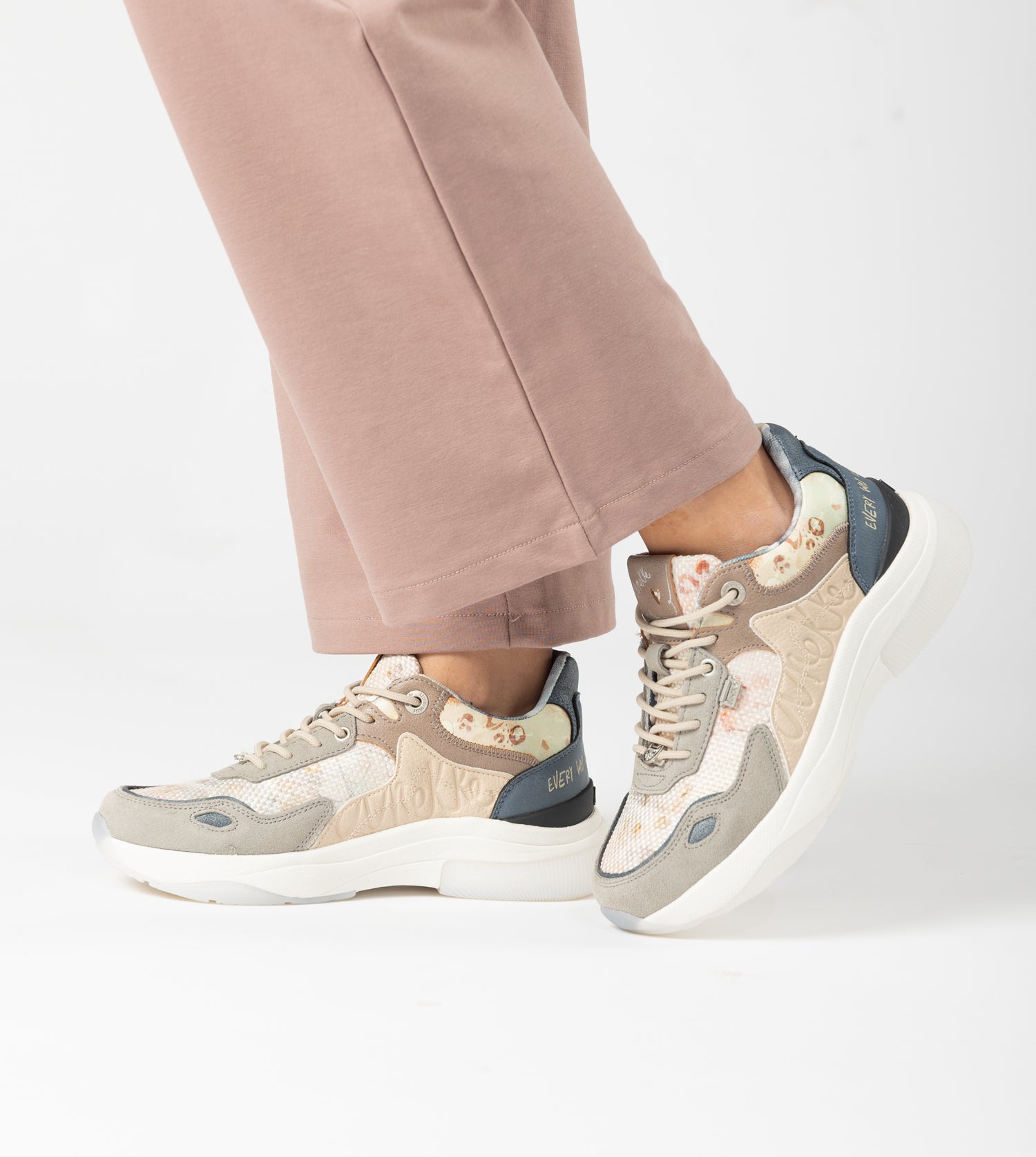 Beige sneakers Memories