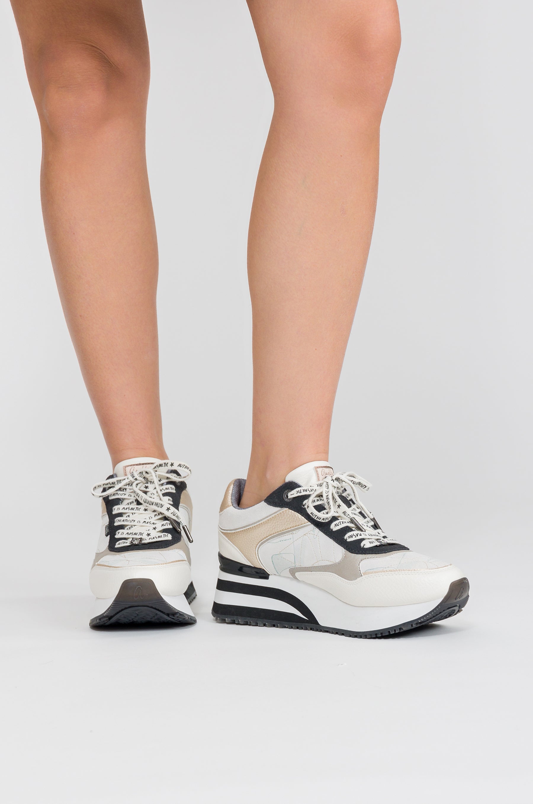 Weiße Sneaker mit schwarzen Details