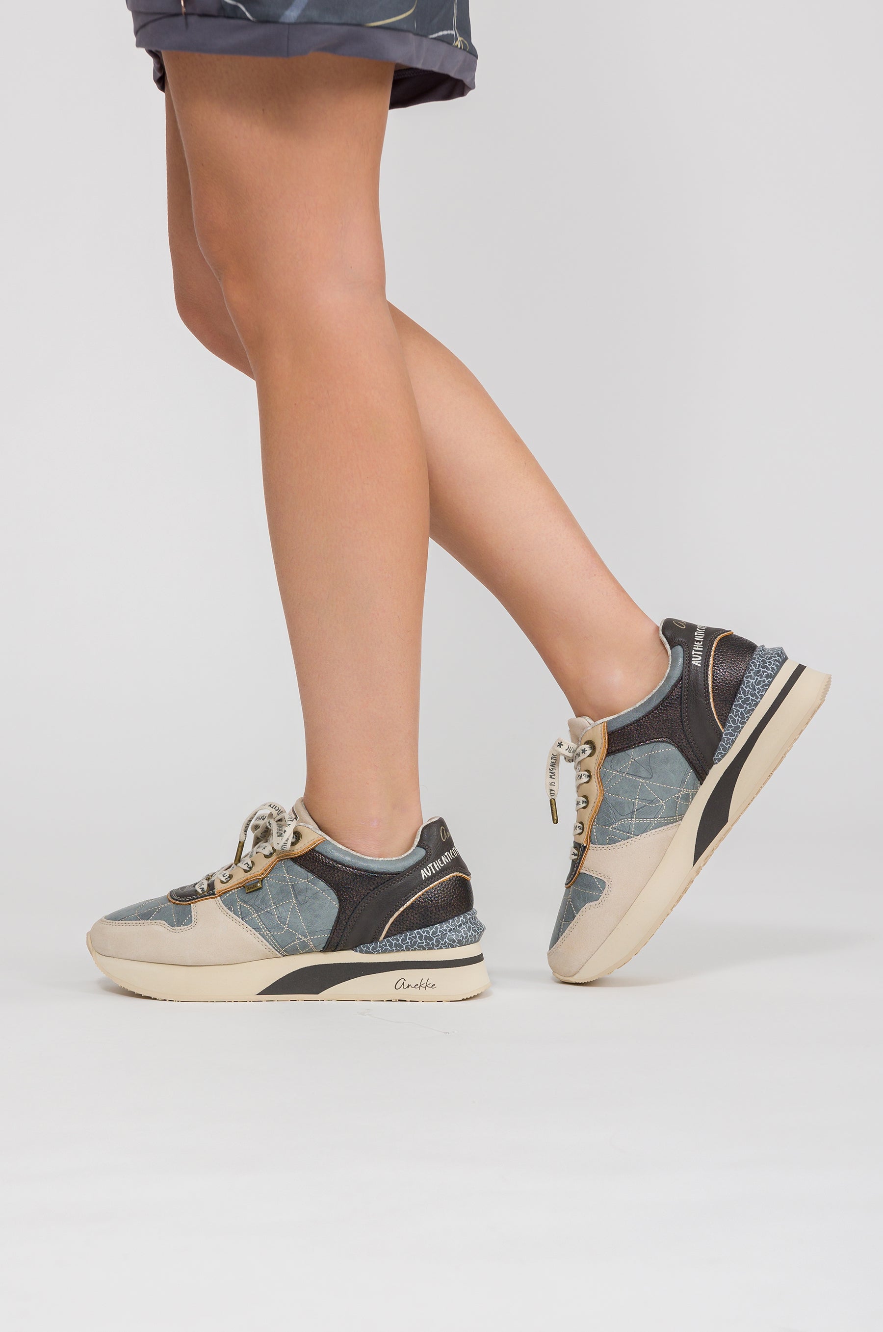 Blaue-beige Sneaker