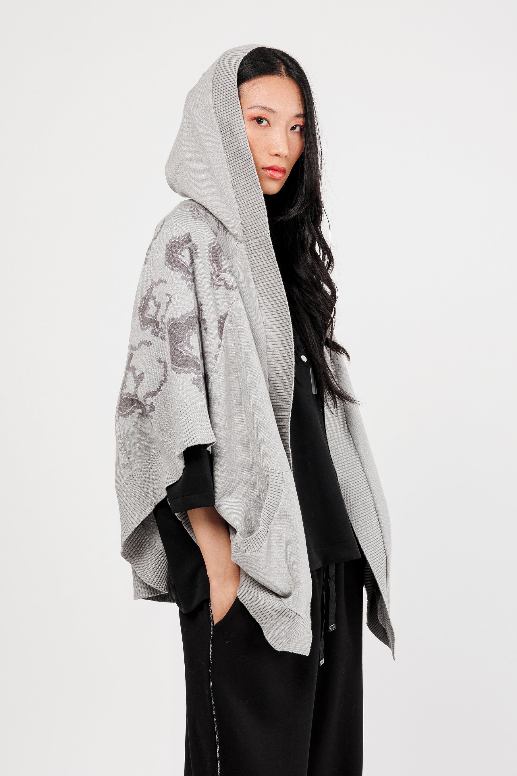 Jacke im Ponchostil grau