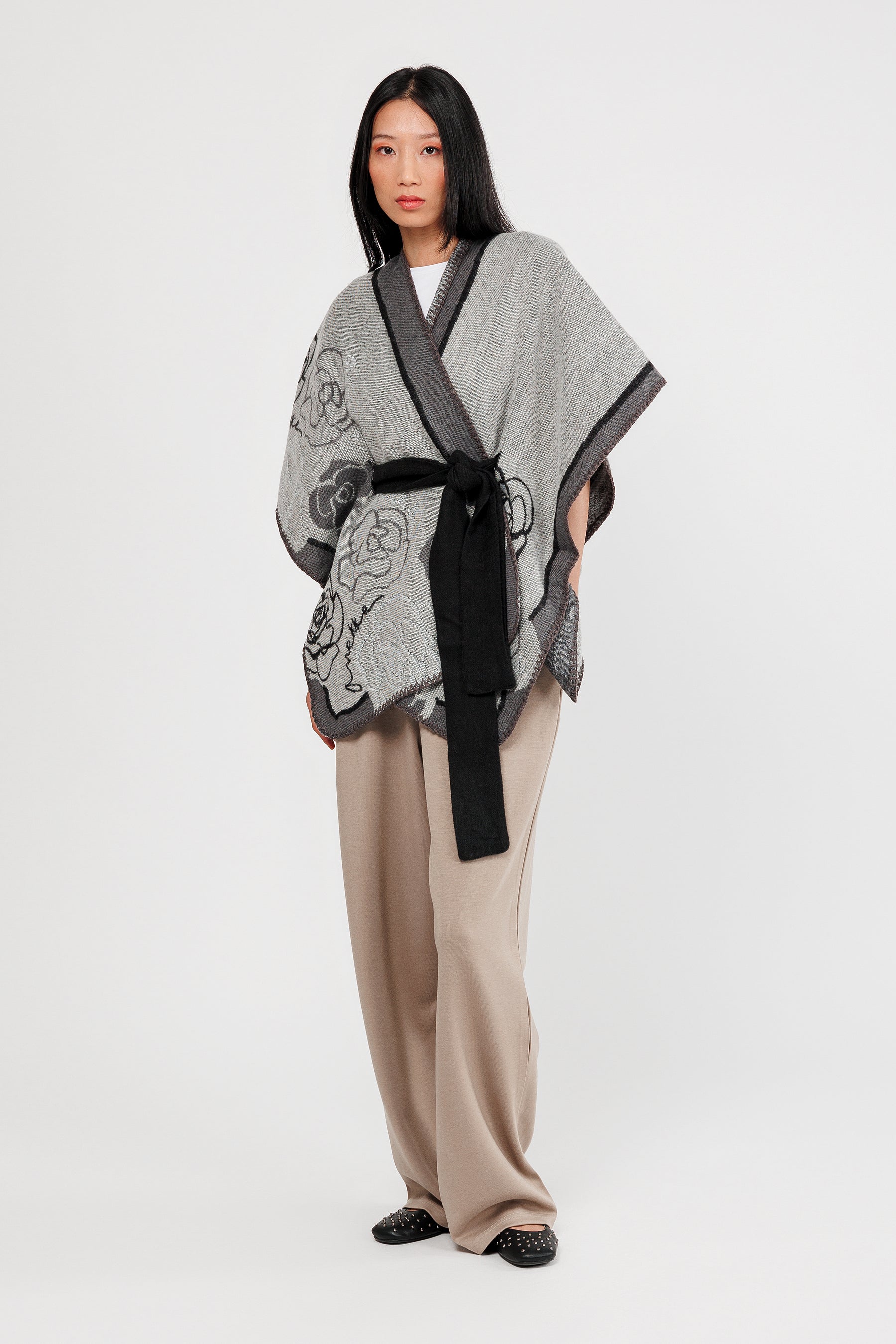 Poncho mit Gürtel beige und schwarz