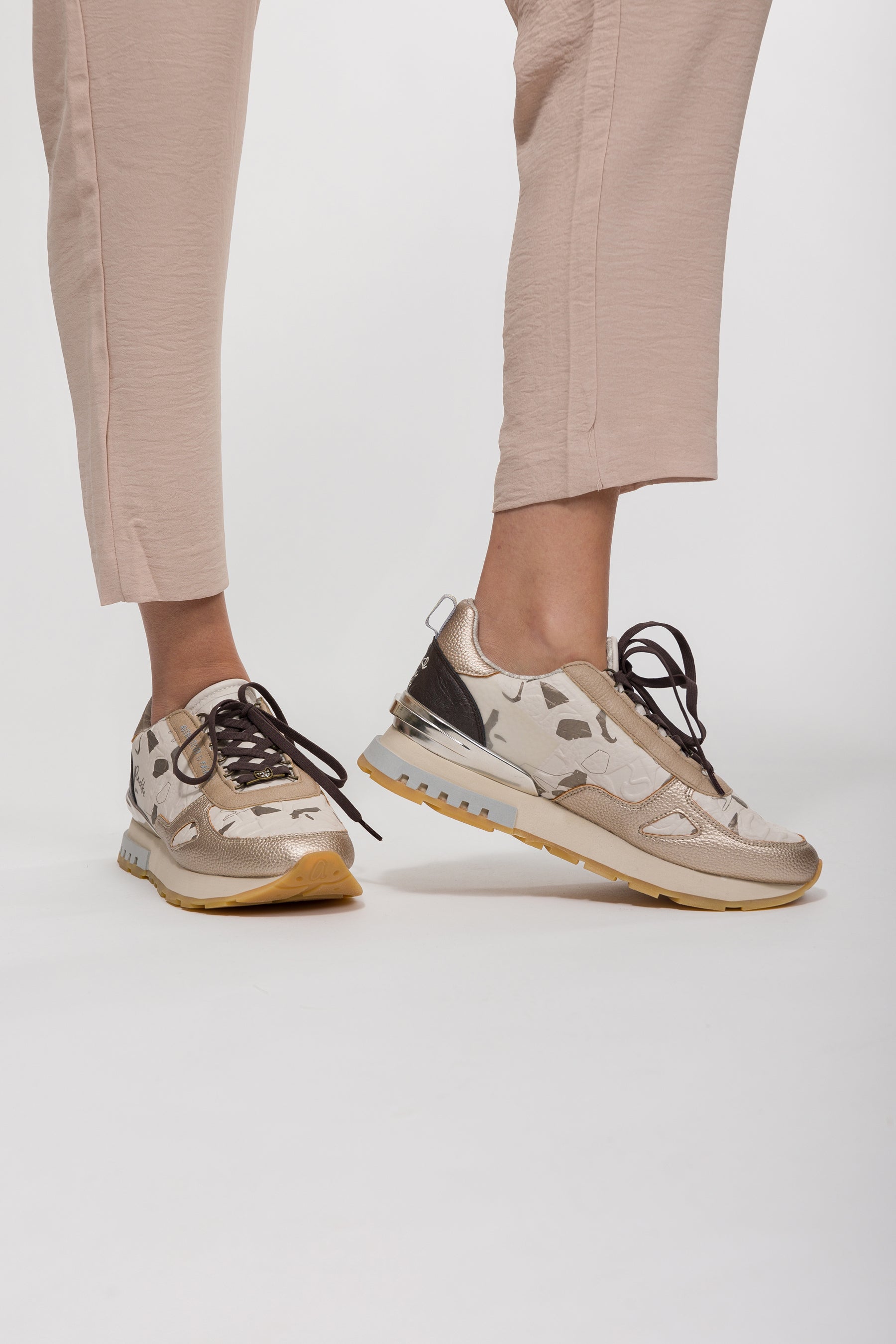 Beige-goldene Sneaker