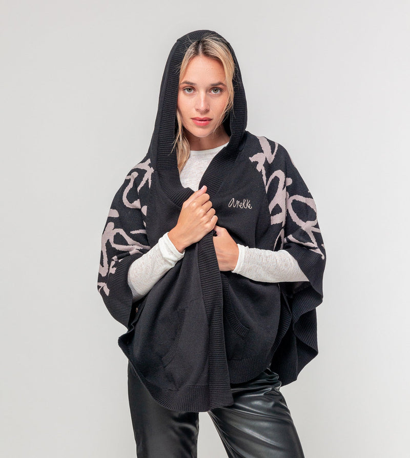 Schwarze Jacke im Poncho-Stil