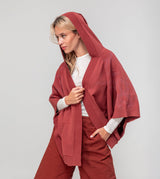 Rote Jacke im Poncho-Stil