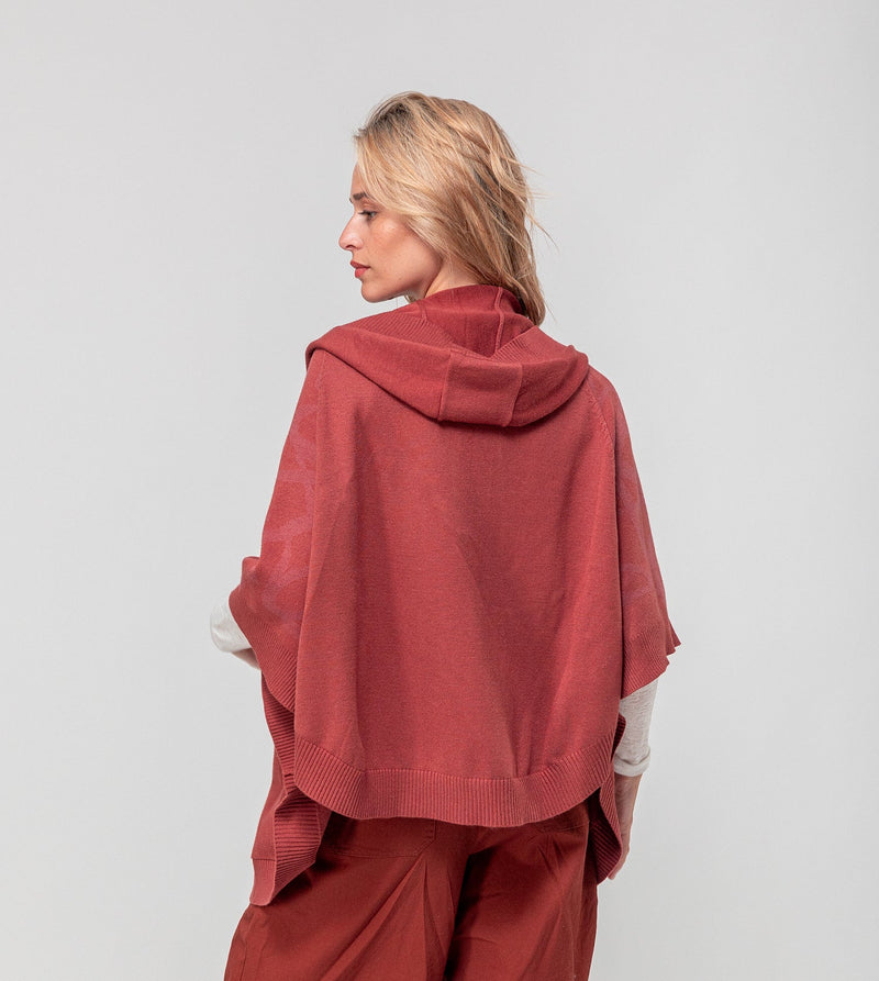 Rote Jacke im Poncho-Stil