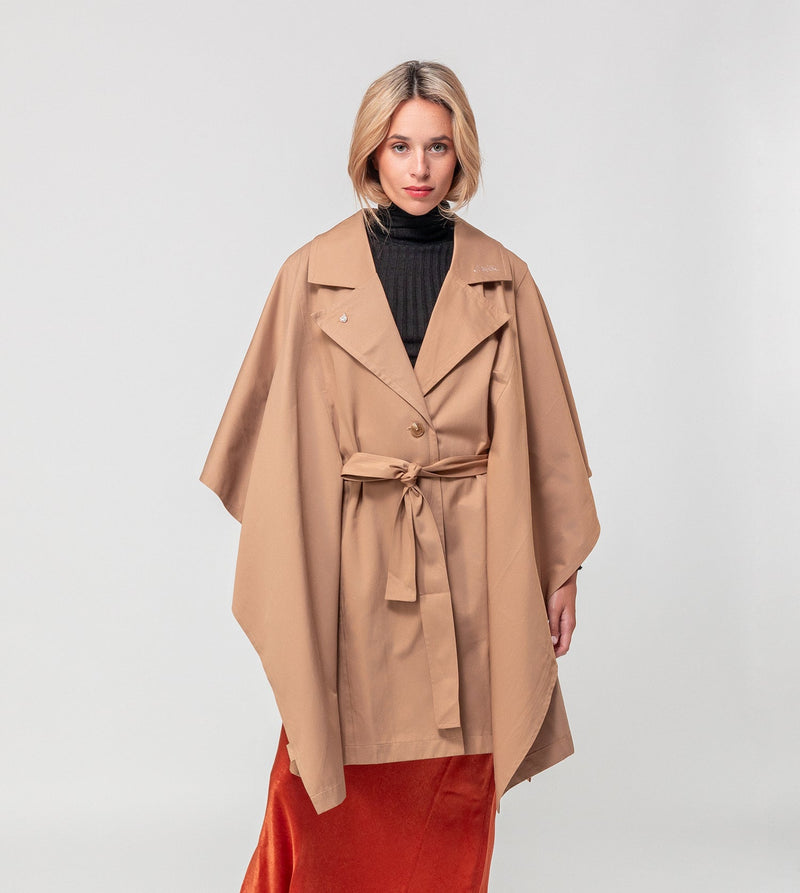 Beiger Trenchcoat im Cape-Stil