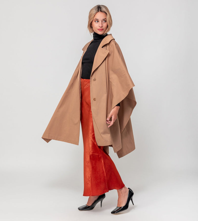 Beiger Trenchcoat im Cape-Stil