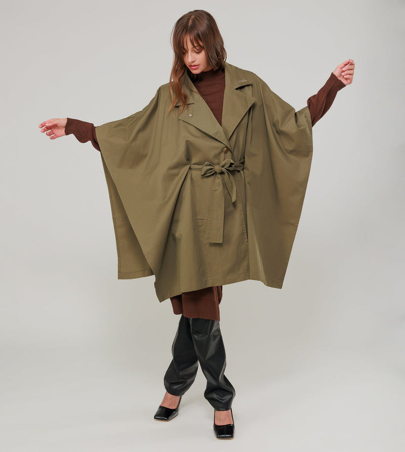 Grüner Trenchcoat im Cape-Stil