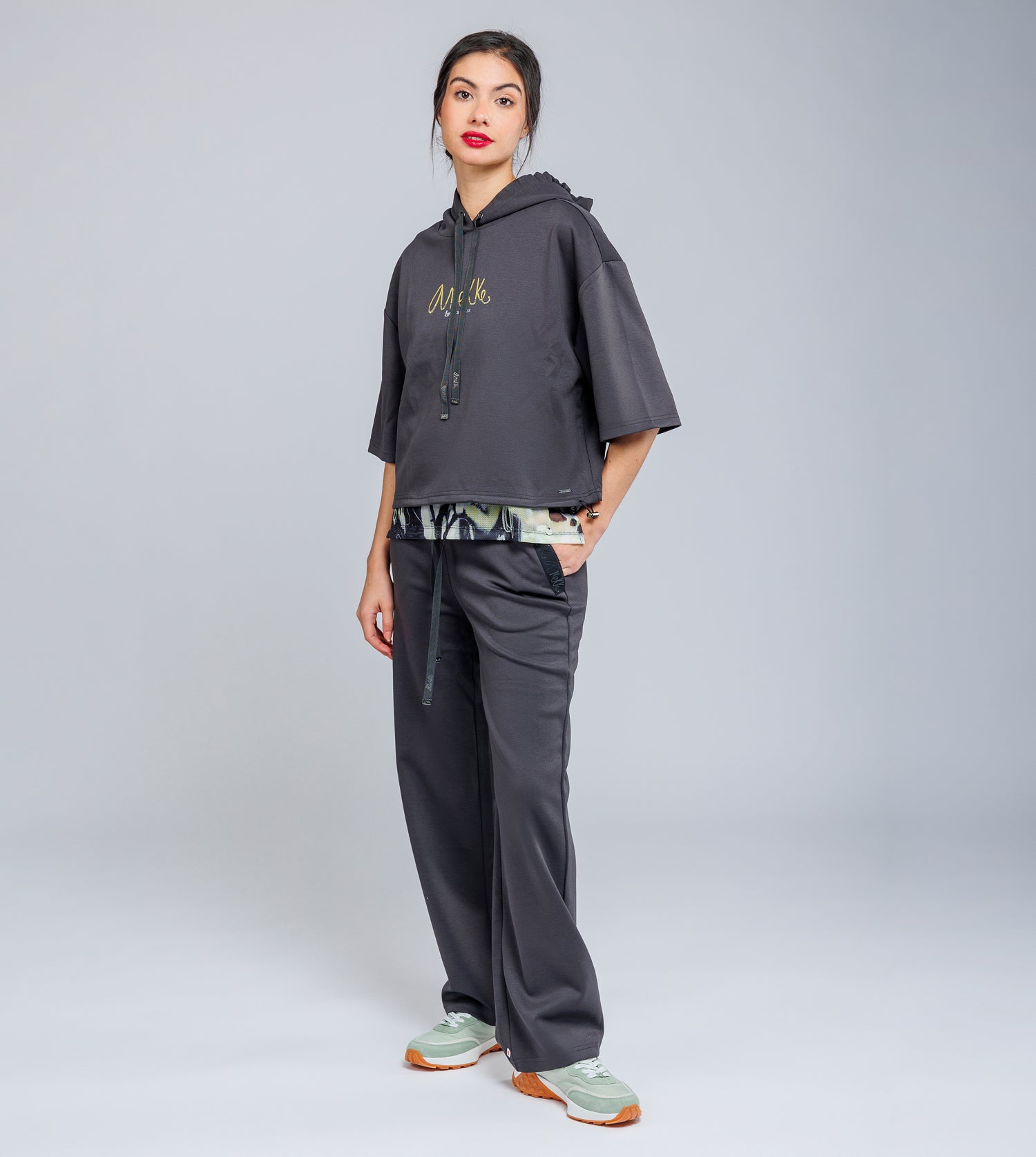 Graue fließende Hose