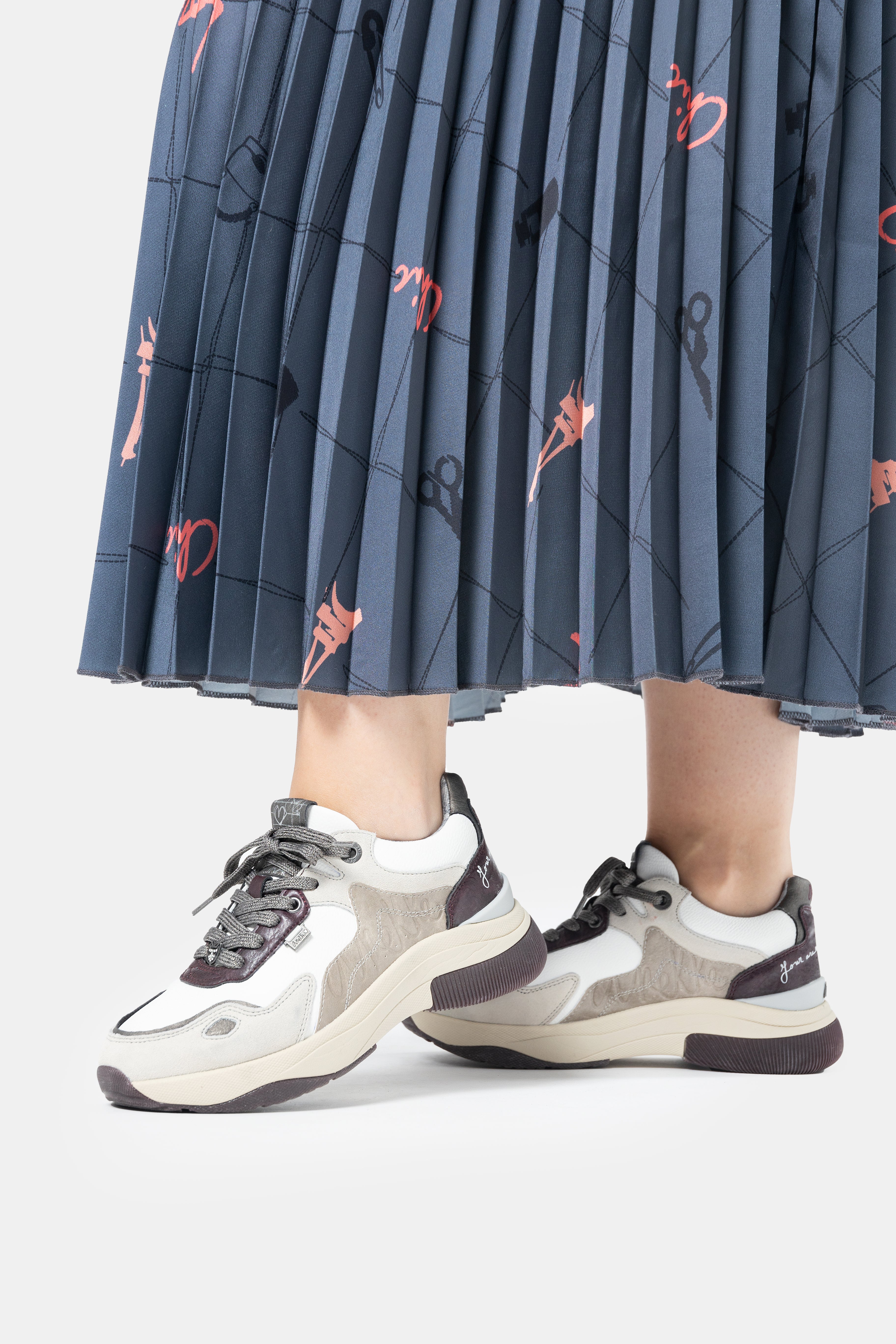 Sneakers weiß und bordeaux