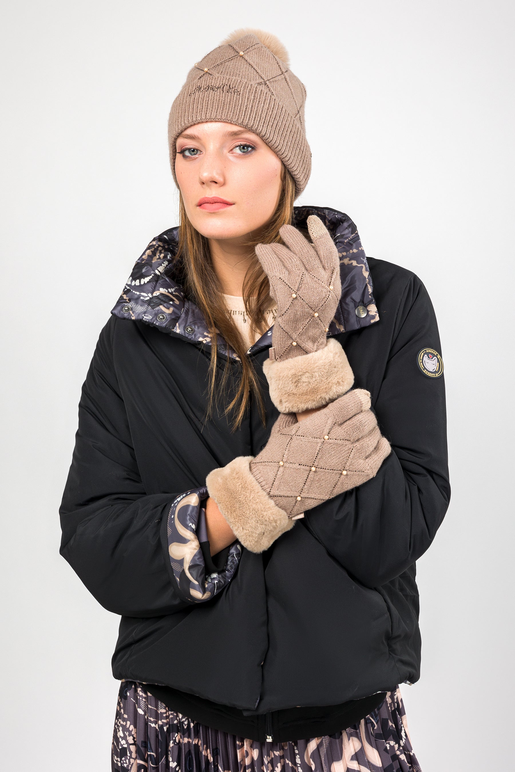 Strickhandschuhe mit Verzierungen beige