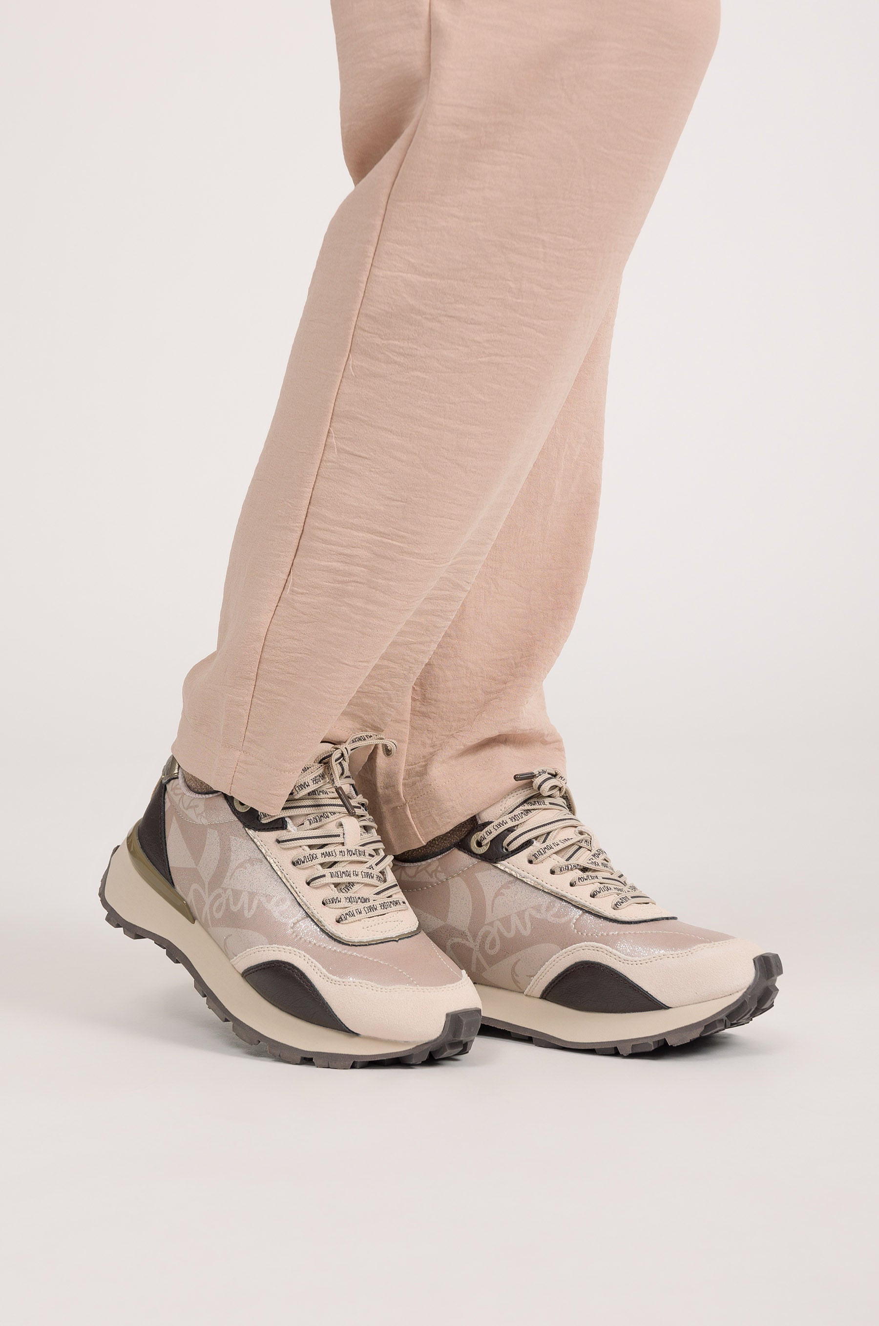 Beige Sneaker mit braunen Details