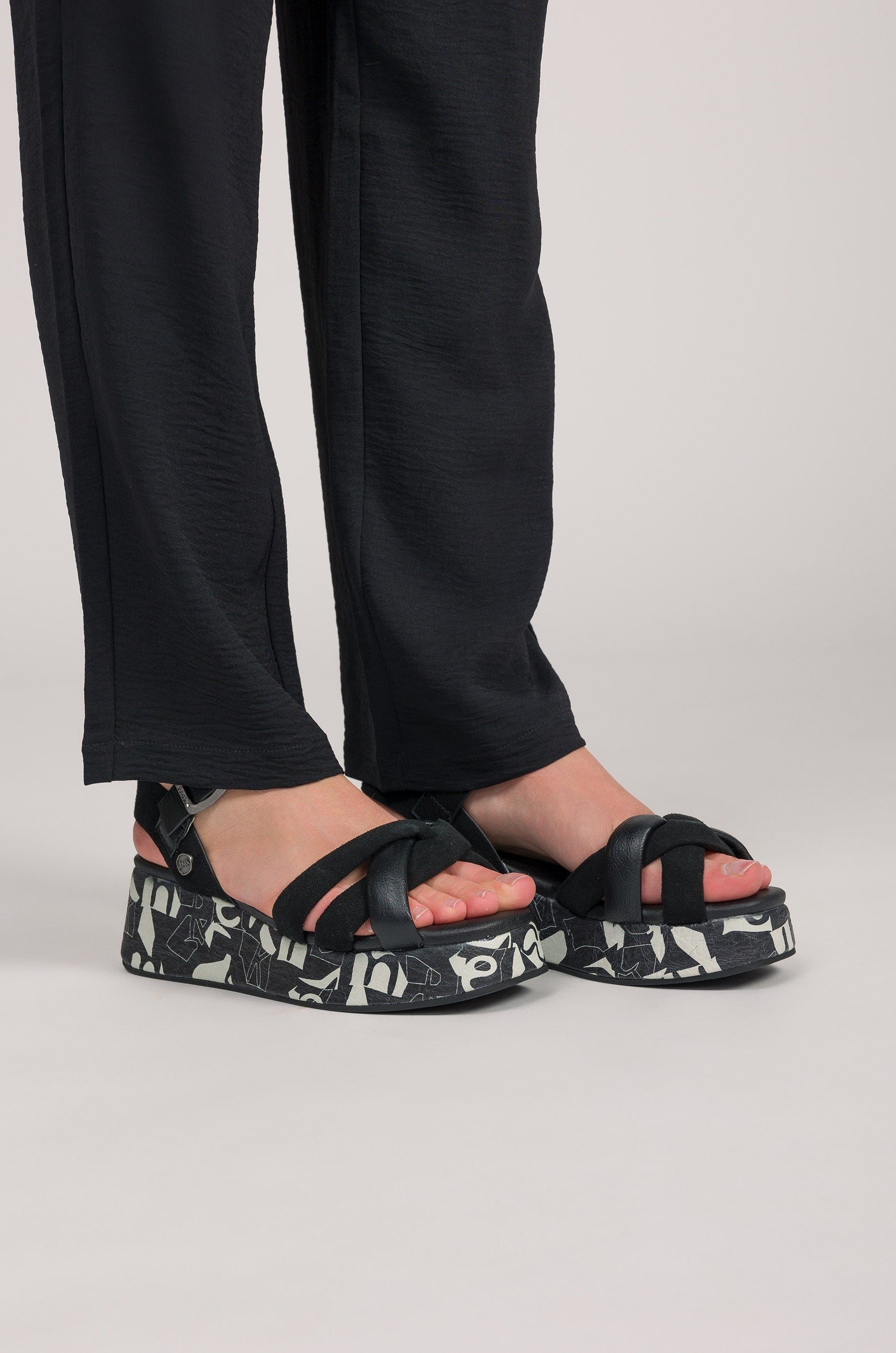 Schwarz-weiße Plateausandalen
