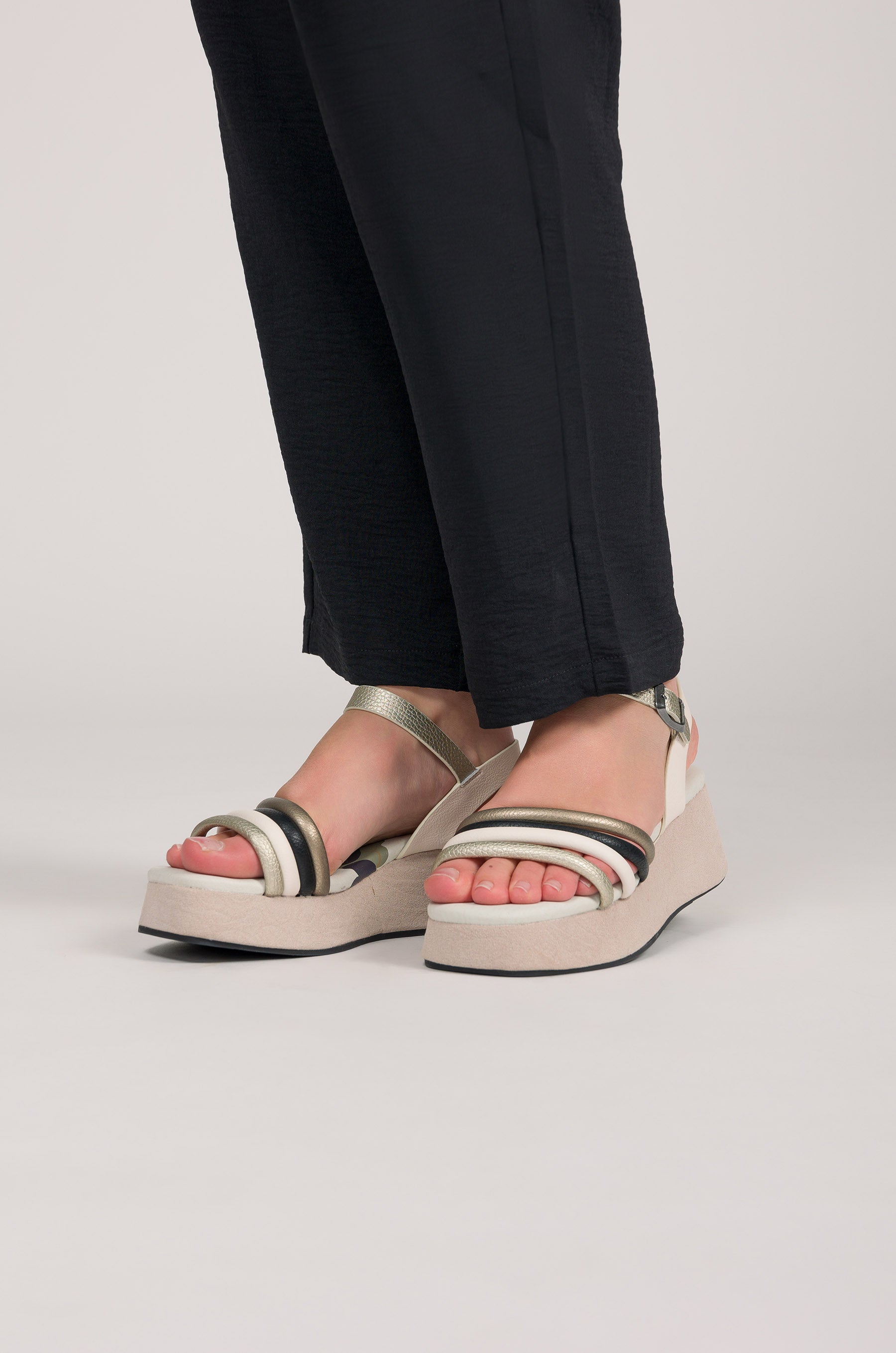 Beige Plateausandalen